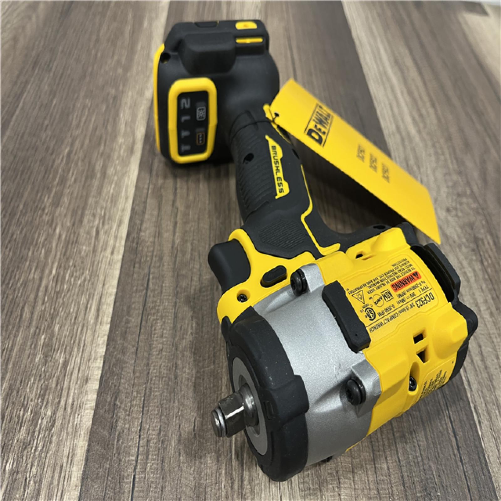 GOOD DEWALT 20V Atomic 3/8 Impact Wrench