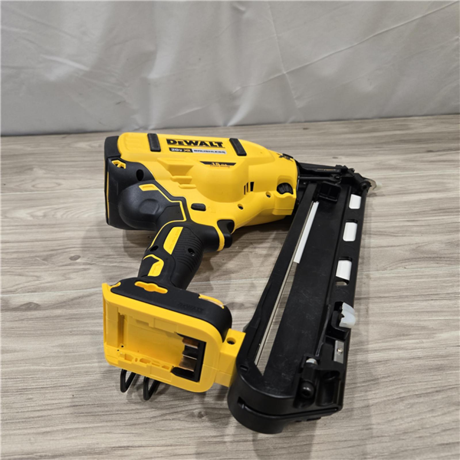 AS-IS DeWalt 15 GA ANGLED FINISH NAILER KIT