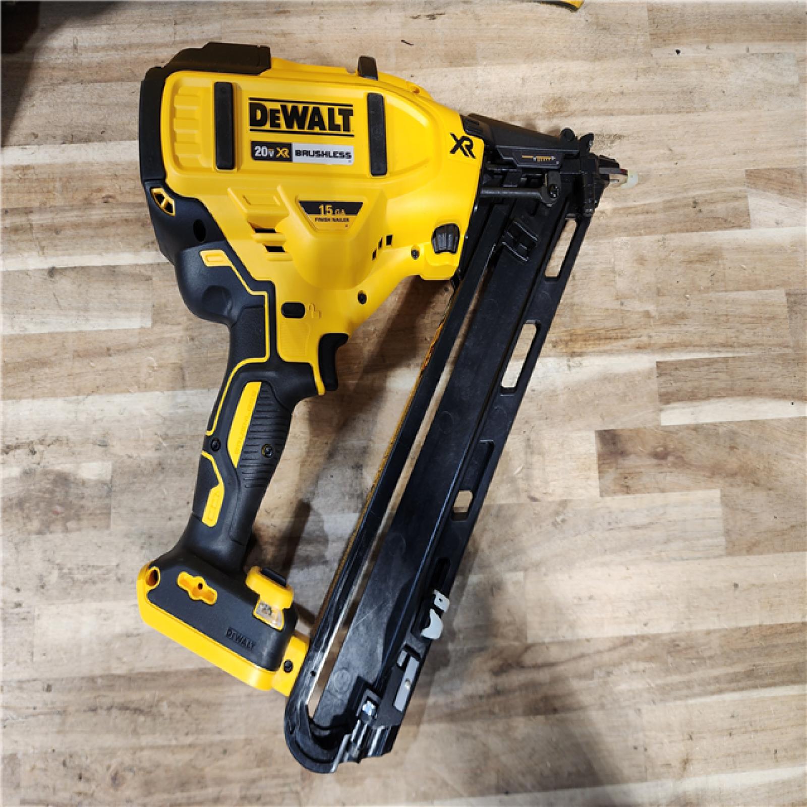 HOUSTON LOCATION - AS-IS DEWALT 20V MAX XR Lithium-Ion Cordless 2-1/2 in. 15-Gauge Finish Nailer Kit