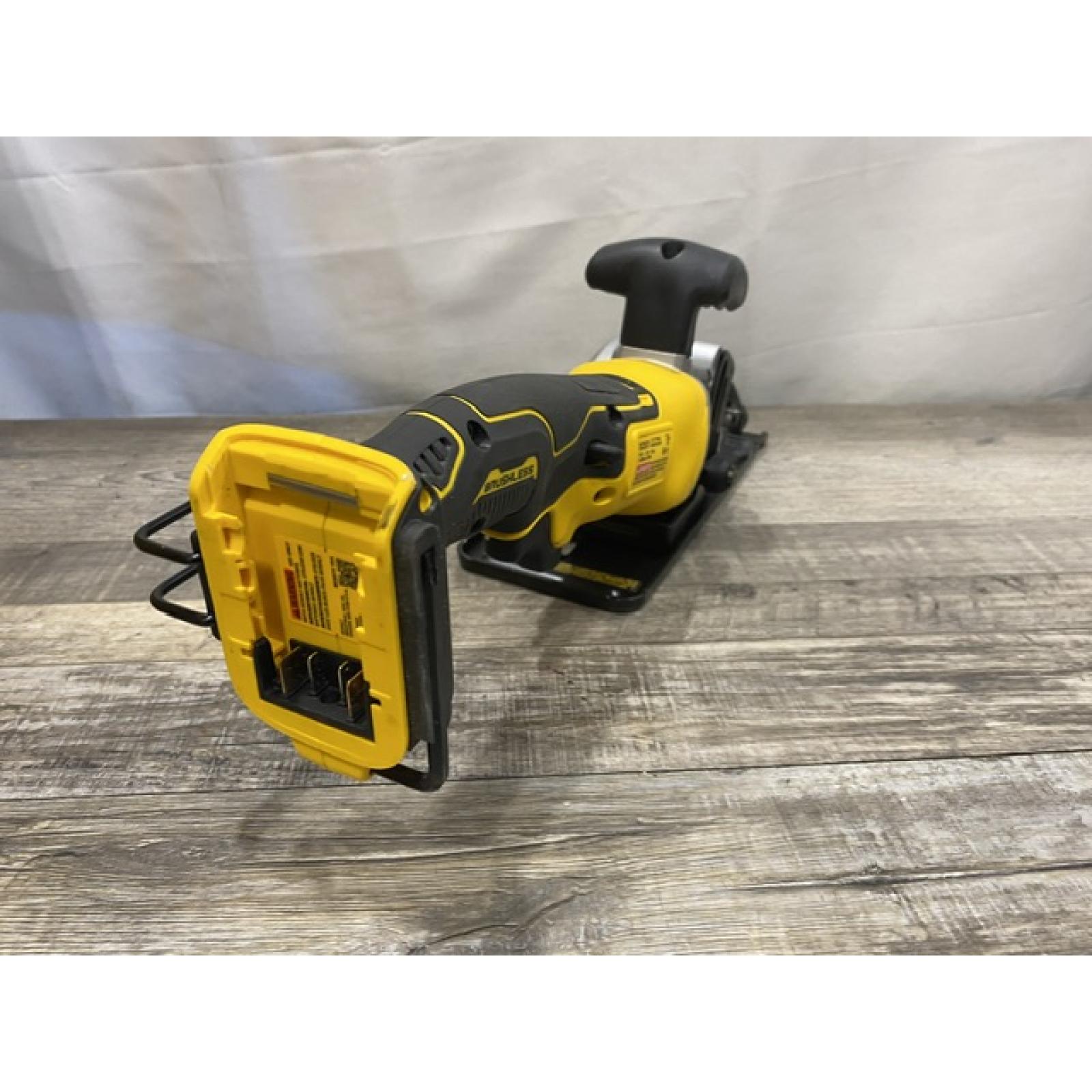 AS-IS DEWALT Atomic 20-Volt Maximum Lithium-Ion Cordless Brushless 4-1/2 in. Circular Saw Kit