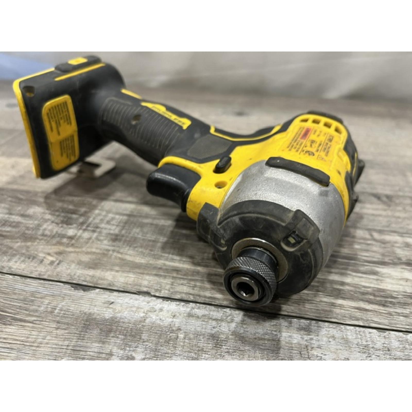 AS-SI DEWALT Atomic 20V Max Lithium-Ion Brushless Cordless Compact 1/4 in. Impact Driver Kit