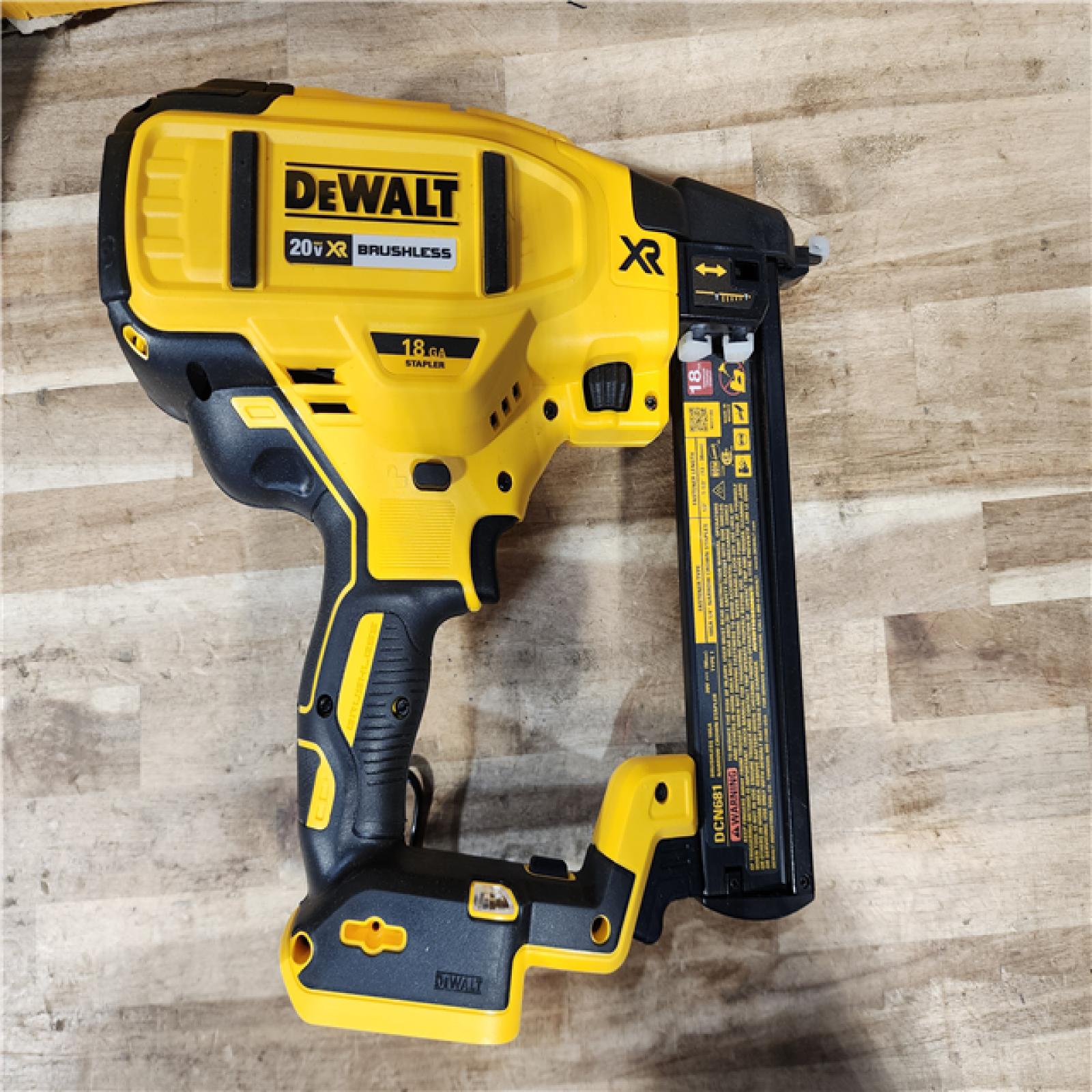 HOUSTON LOCATION - AS-IS DEWALT 20V MAX XR Lithium-Ion Cordless 18-Gauge Narrow Crown Stapler Kit