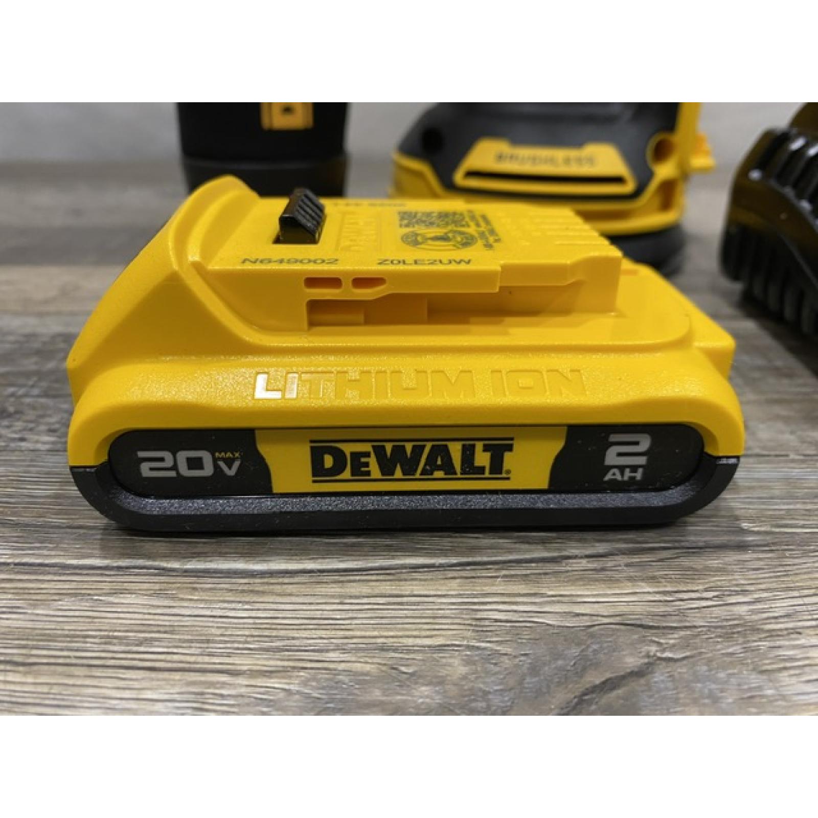 AS-IS DEWALT 20V MAX XR Cordless Brushless 5 in. Random Orbital Sander Kit