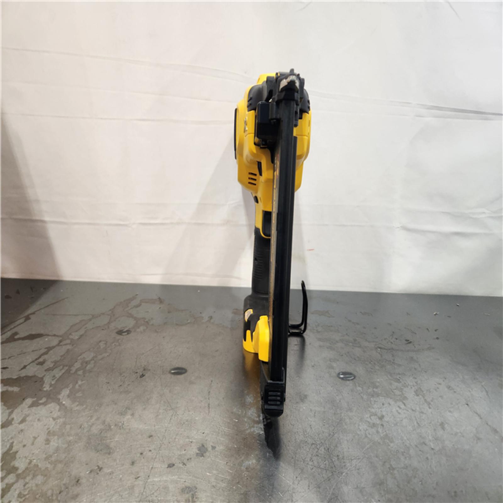 AS-IS- DeWalt 20V MAX XR Lithium-Ion Cordless 18-Gauge Brad Nailer (Tool Only)