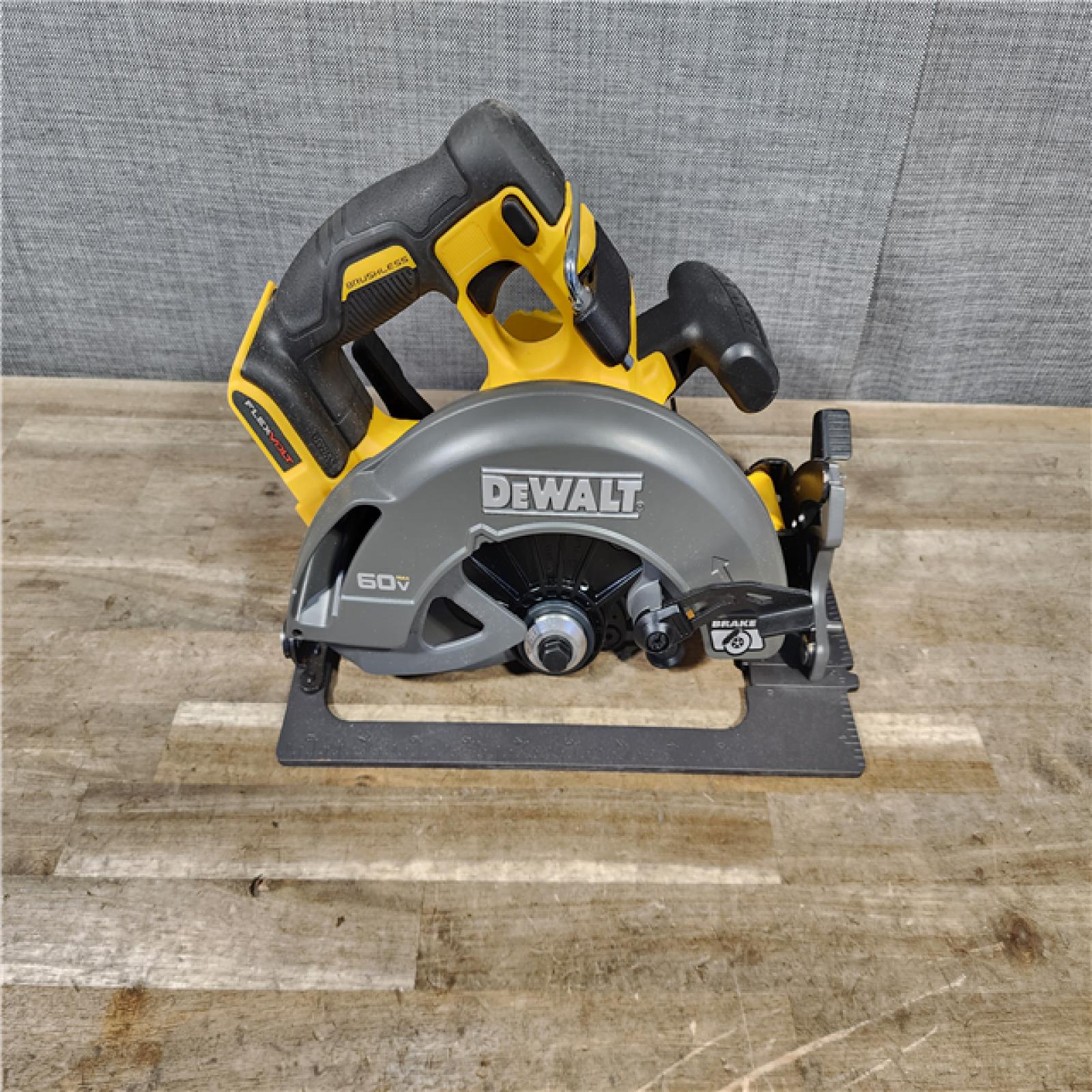 HOUSTON LOCATION - AS-IS DeWALT Flexvolt Max 7-1/4 60V Brushless Circular Saw (Tool Only)