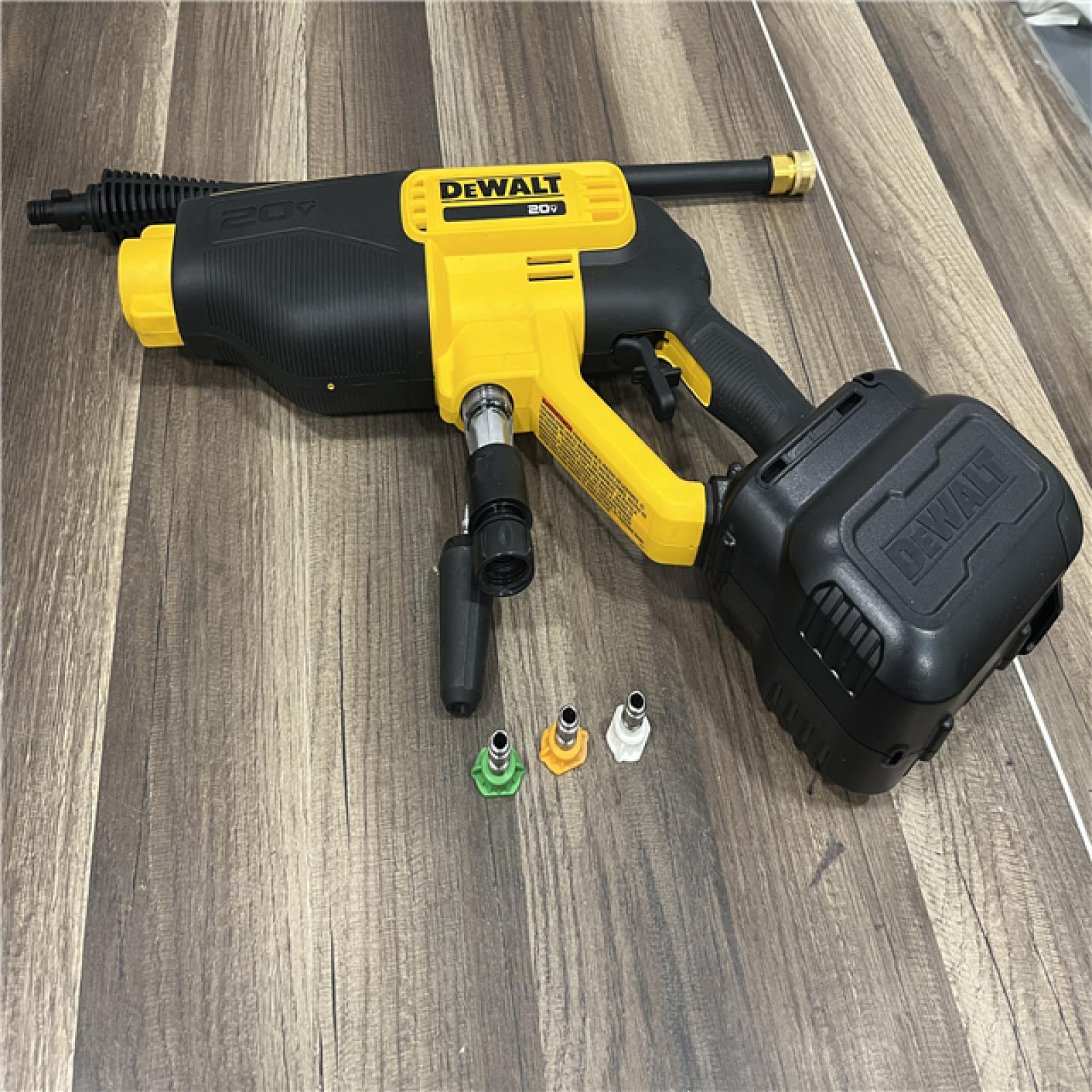 GOOD  Dewalt 20V 550 PSI  1 GPM Cordless Power Cleaner W/ 4 Nozzles Tool-Only DCPW550B