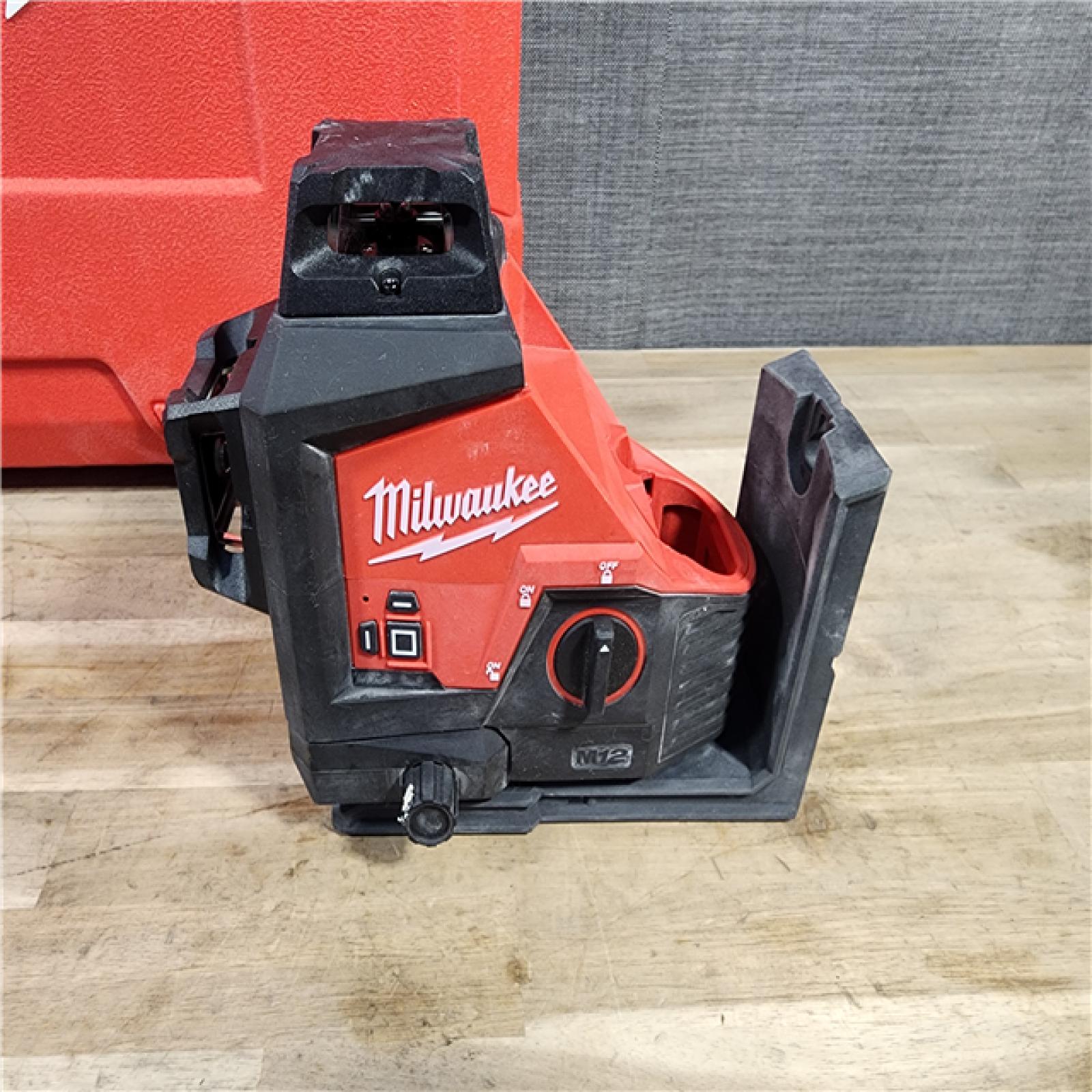 HOUSTON LOCATION - AS-IS Milwaukee-3632-21 M12 Green Beam Laser 360° 3-Plane Kit