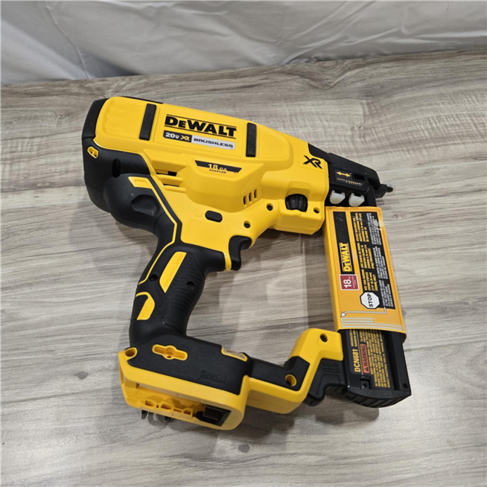 LIKE NEW! - DeWALT DCN681D1 20-Volt MAX 18ga Cordless Brushless Narrow Crown Stapler Kit