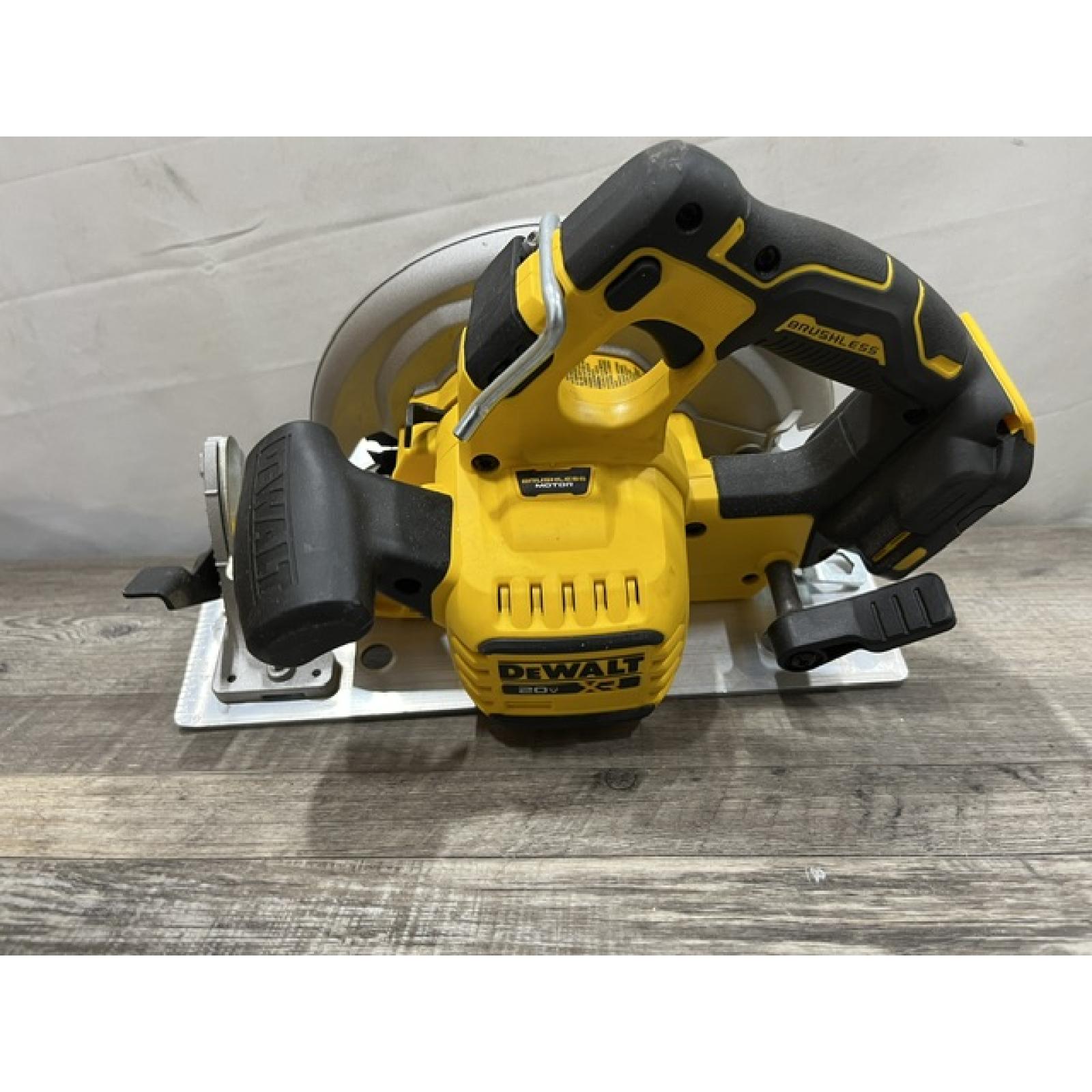 AS-IS DEWALT 20-Volt MAX 7-1/4 in. Cordless Circular Saw (Tool Only)