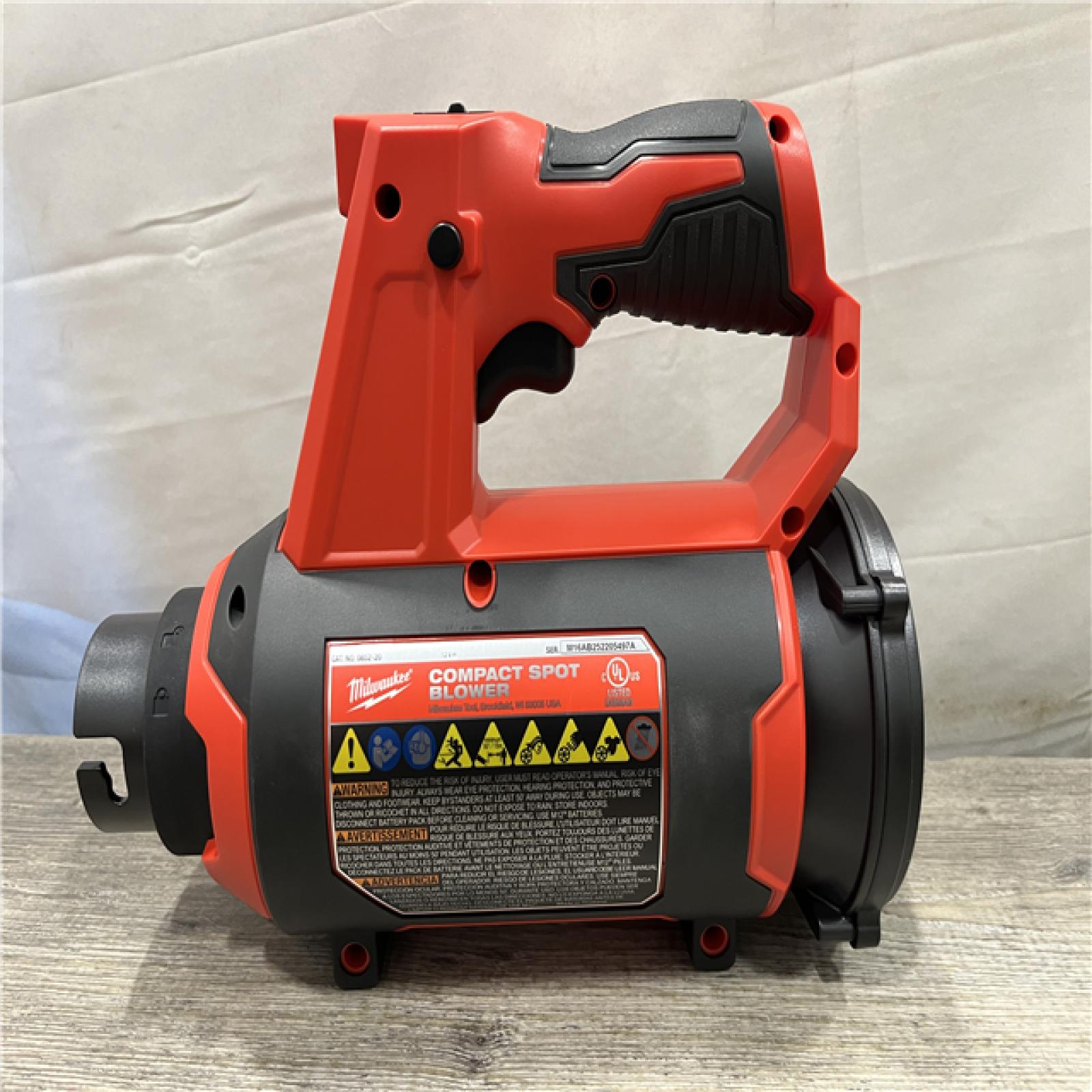 AS-IS Milwaukee 12V Lithium-Ion Cordless Compact Spot Blower (Tool-Only)
