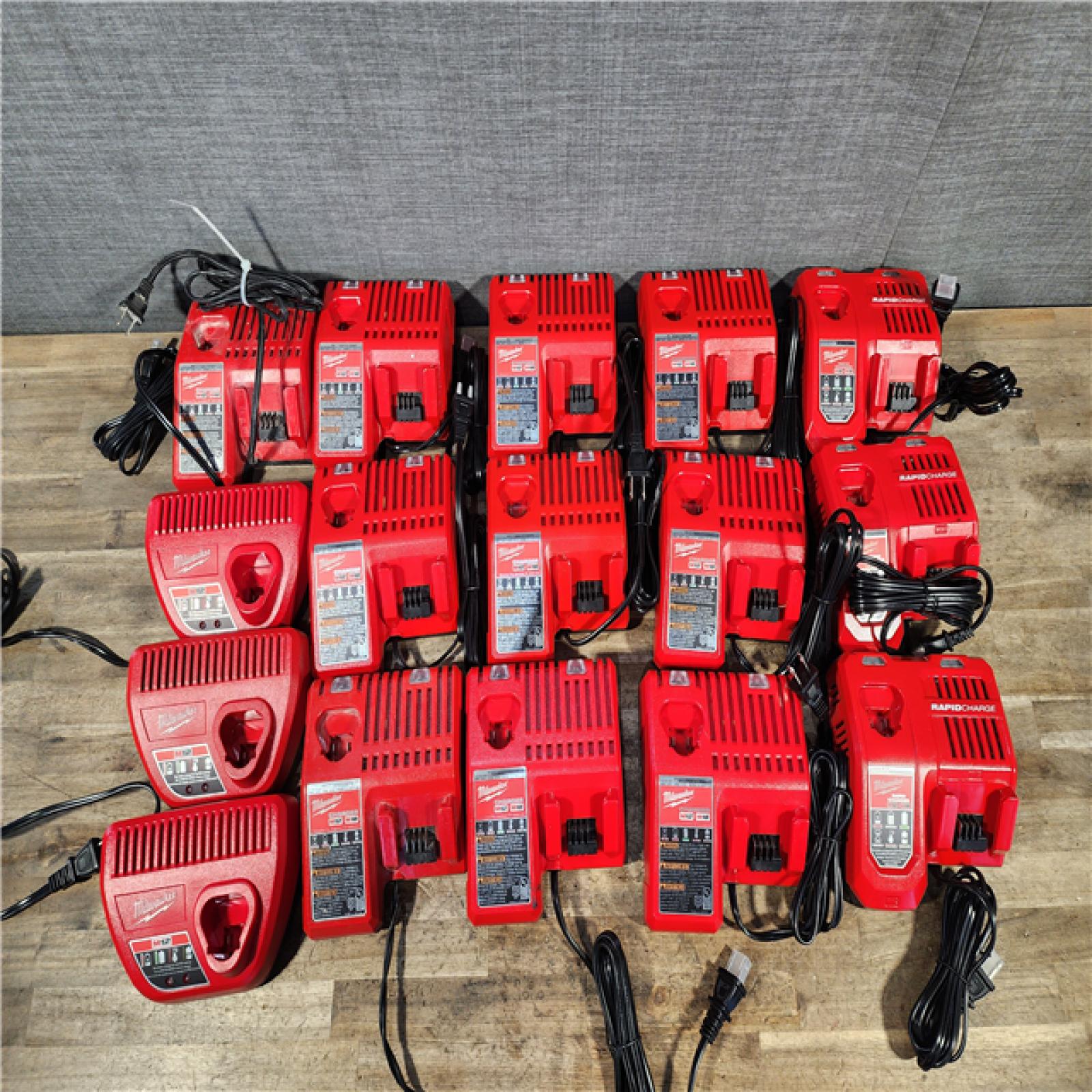 HOUSTON LOCATION - AS-IS MILWAUKEE BATTERY CHARGER PACK QTY - 16