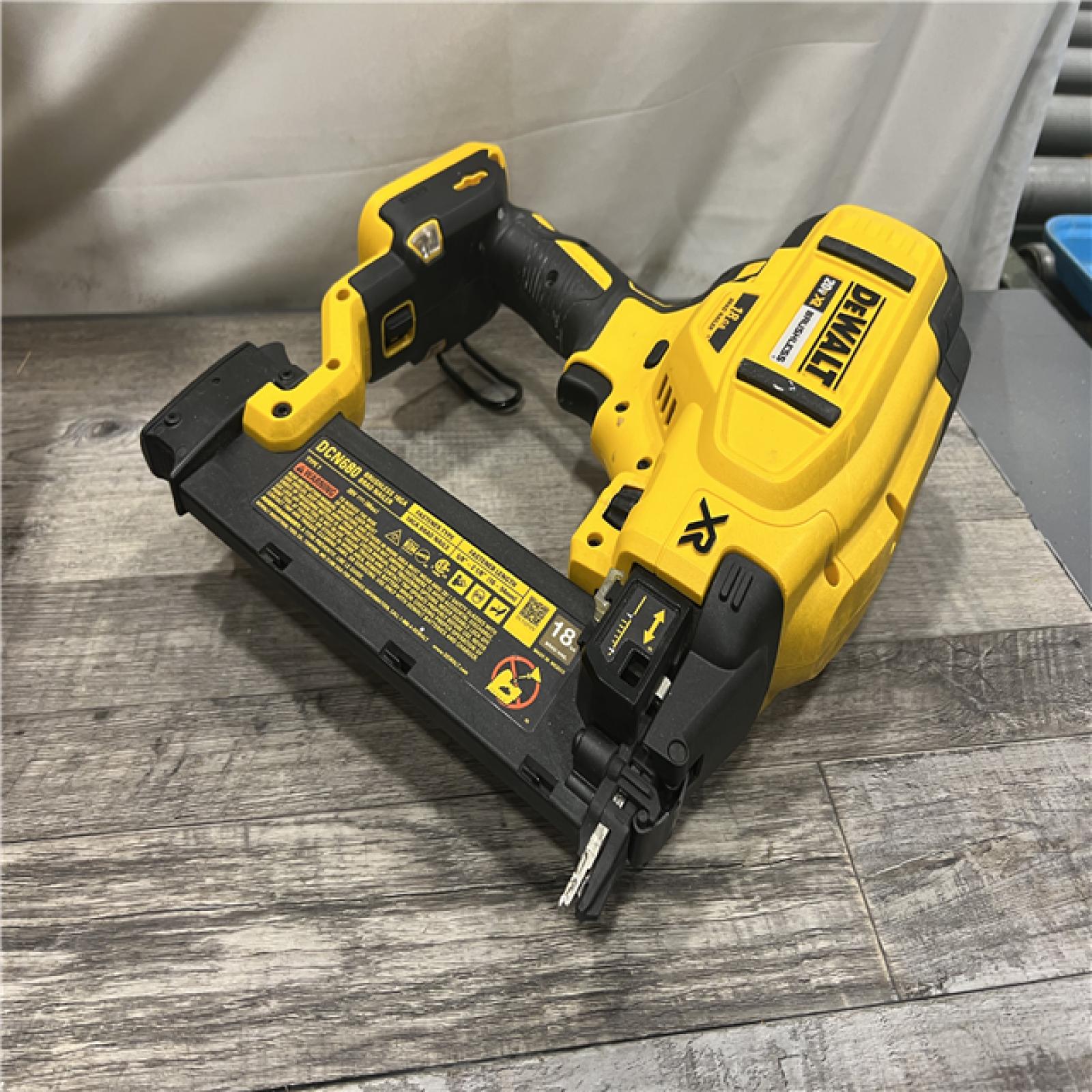 ASIS DEWALT 20V MAX XR 18 Gauge Brad Nailer Kit