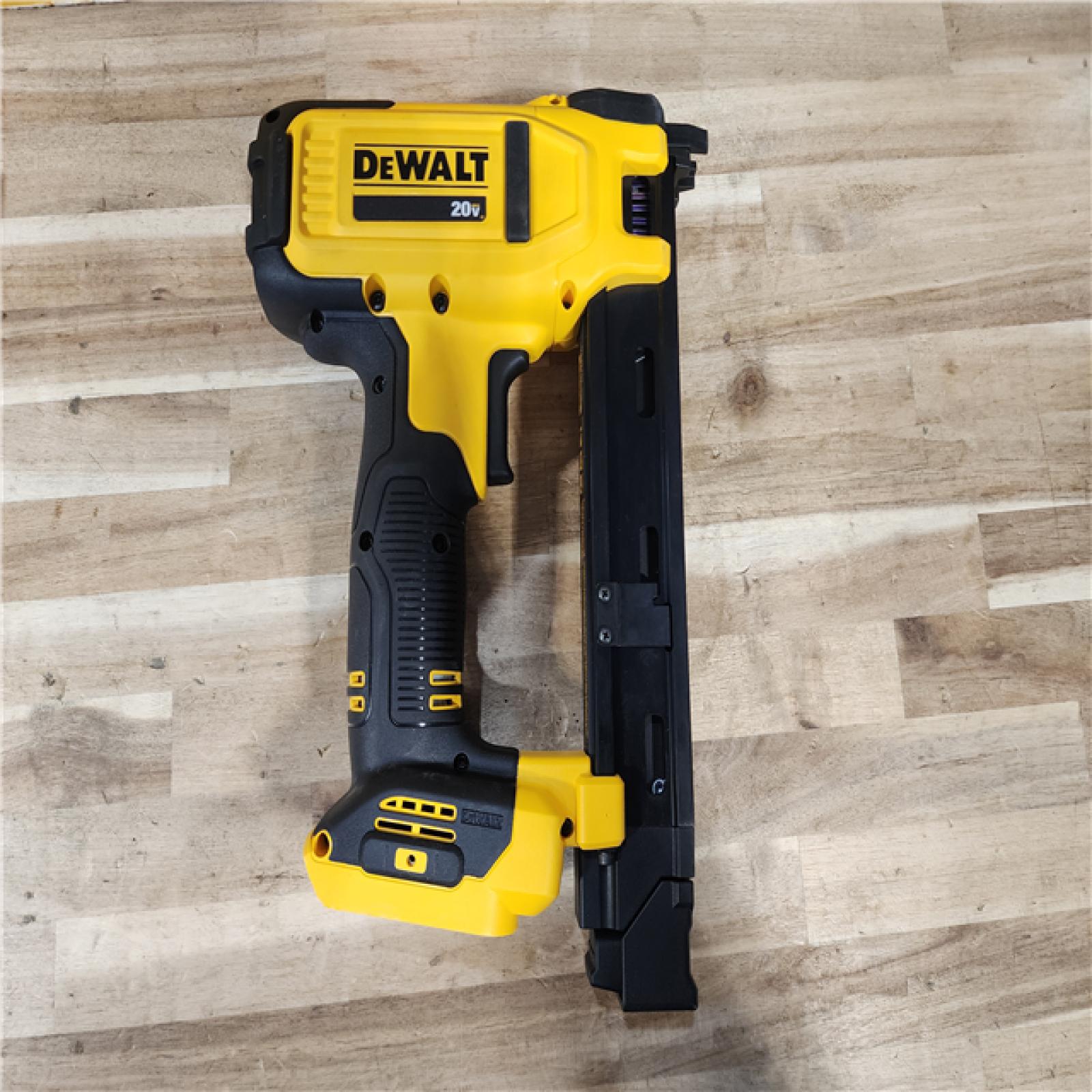 HOUSTON LOCATION - AS-IS DEWALT 20V MAX Lithium-Ion Cordless Cable Stapler Kit