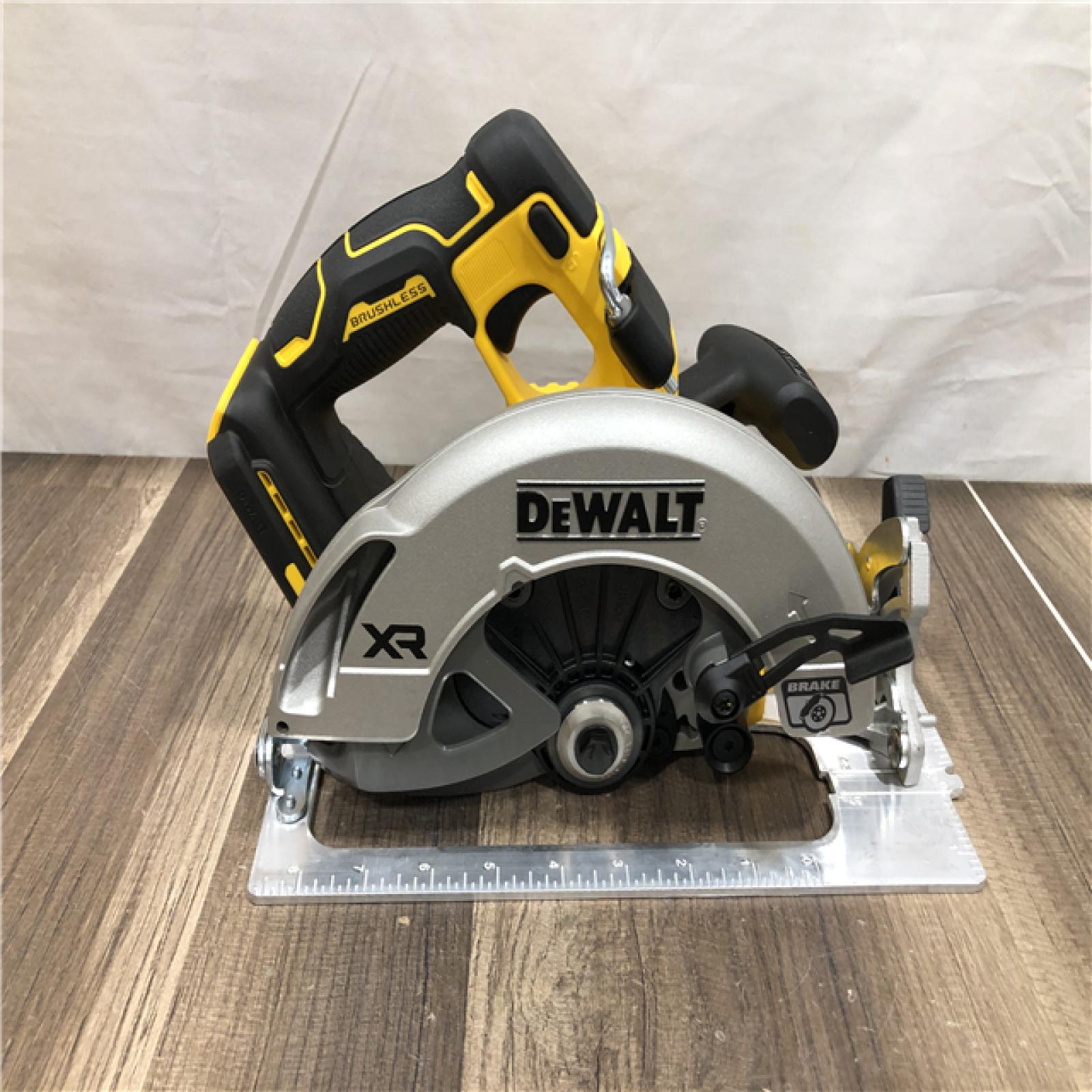 AS-IS DEWALT 20-Volt MAX 7-1/4 in. Cordless Circular Saw (Tool Only)