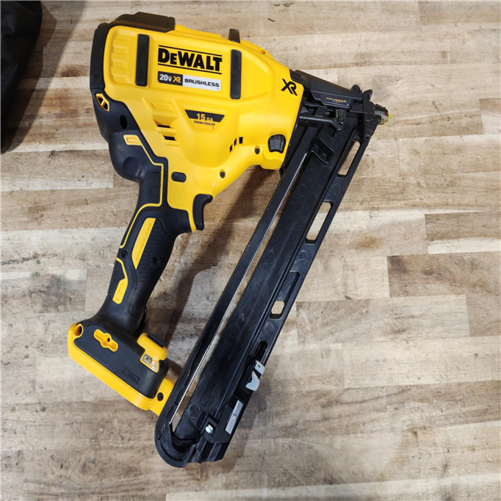 HOUSTON LOCATION - AS-IS DEWALT 20V MAX XR Lithium-Ion Cordless 2-1/2 in. 15-Gauge Finish Nailer Kit