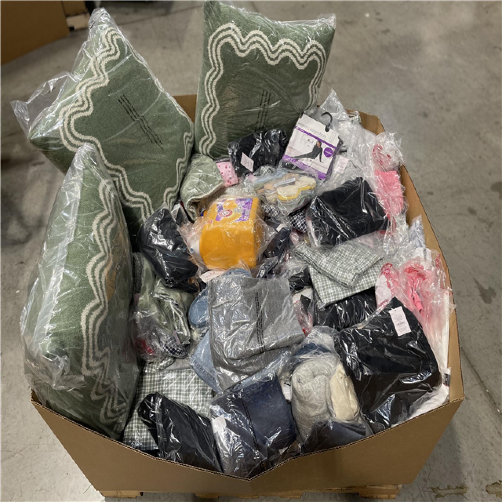 DALLAS LOCATION- NEW!- BULLSEYE MIXED CLOTHING PALLET (300 UNITS)