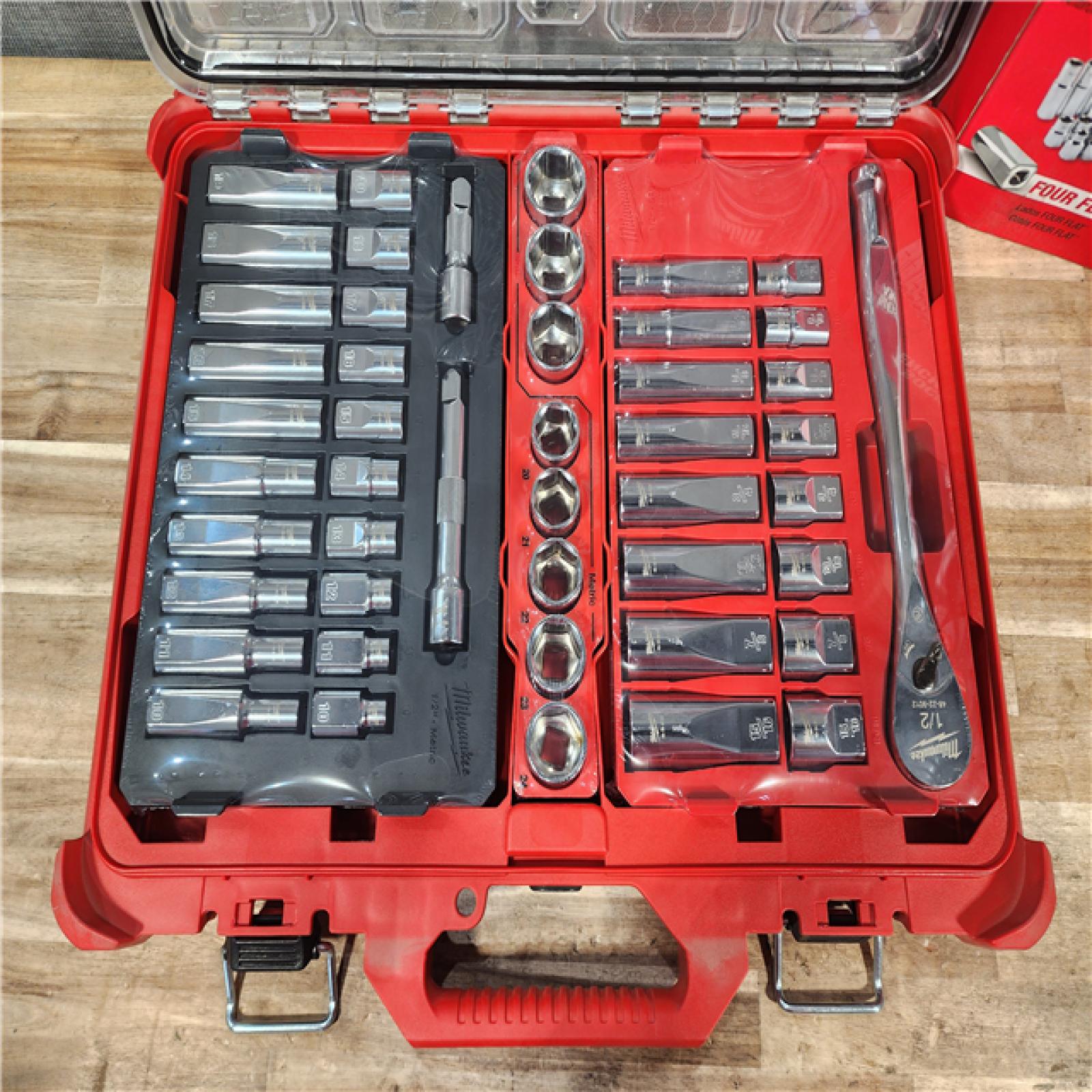 HOUSTON LOCATION - AS-IS (APPEARS LIKE NEW) MILWAUKEE 1/2 DRIVE METRIC & SAE RATCHET AND SOCKET SET