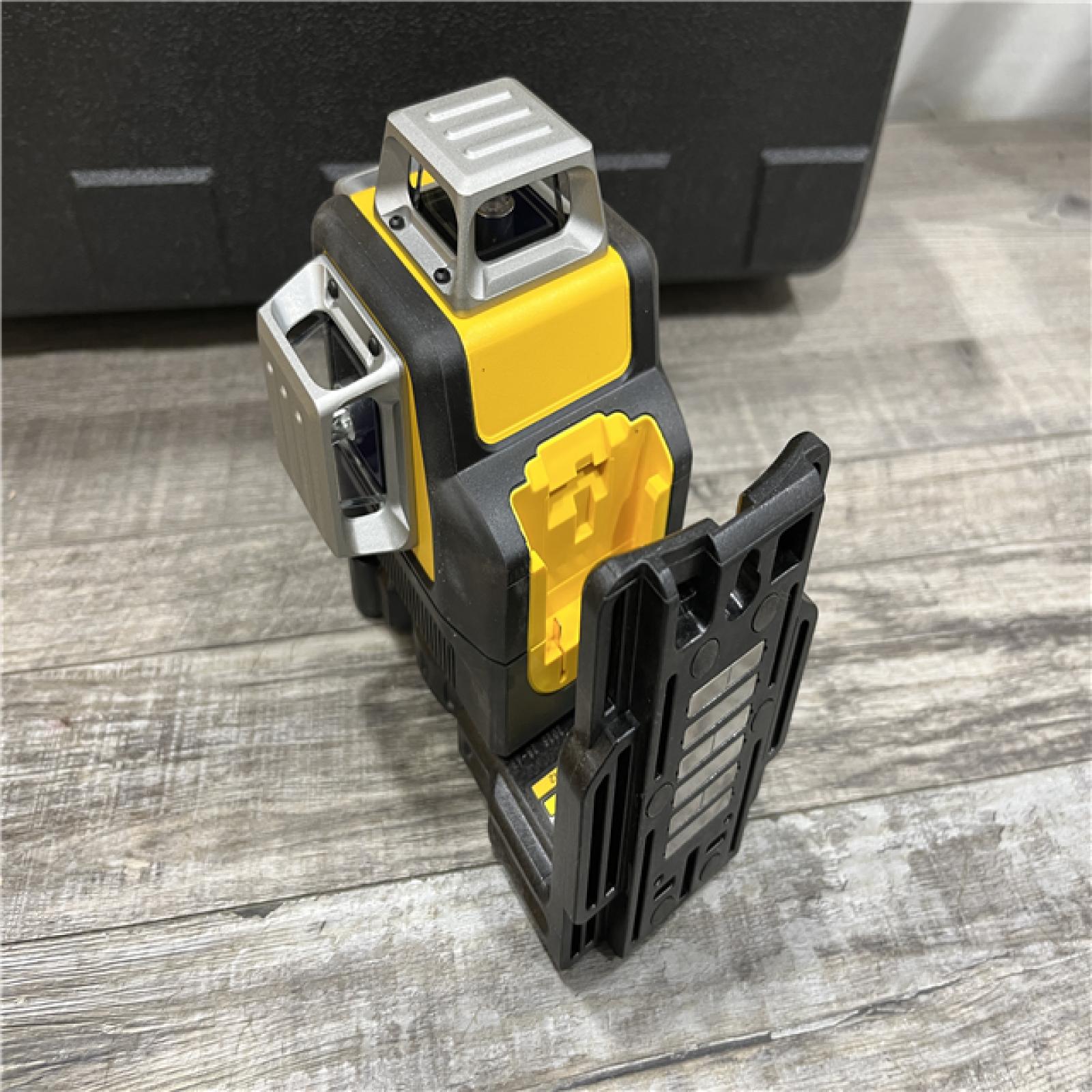 AS-IS DEWALT 12V MAX Lithium-Ion 100 ft. Green Self-Leveling 3-Beam 360 Degree Laser Level Kit