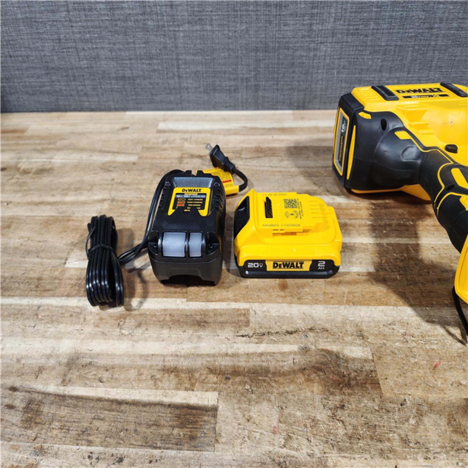 HOUSTON LOCATION - AS - IS DEWALT 20V MAX XR 16-Gauge Electric Cordless Angled Finishing Nailer Kit