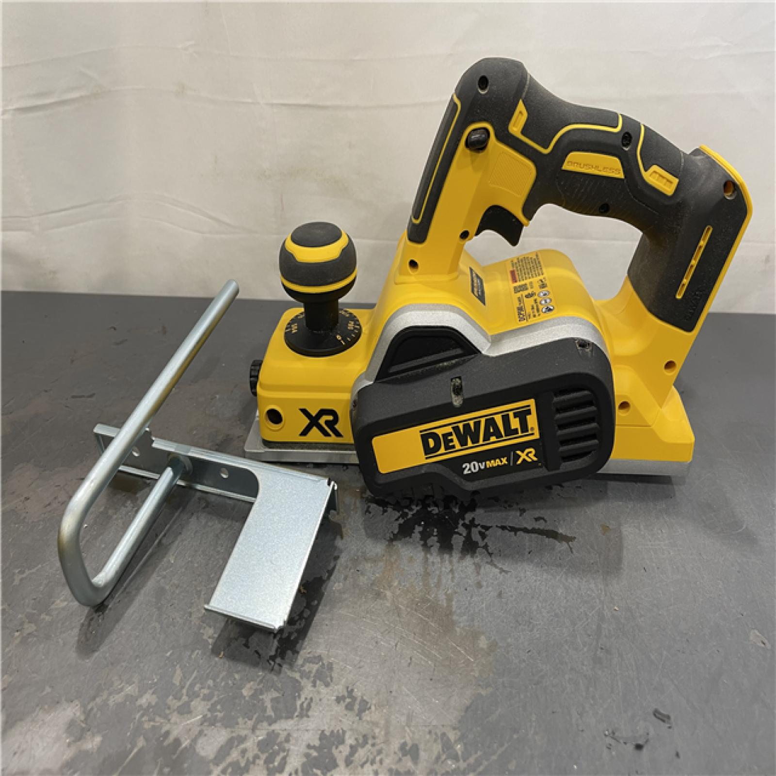 AS-IS - DEWALT 20V MAX XR Cordless Brushless 3-1/4 in. Planer