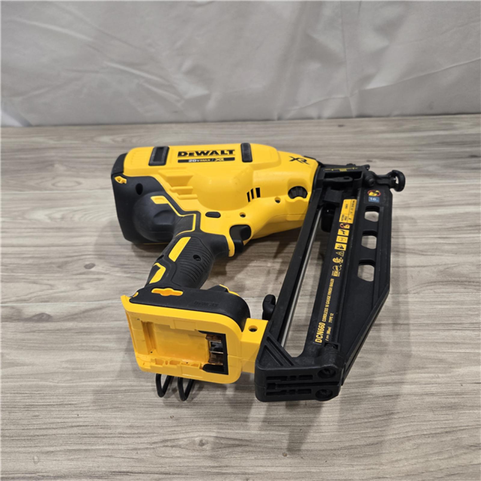 AS-IS DeWalt 20V 16 Gauge Cordless Angled Finish Nailer Kit