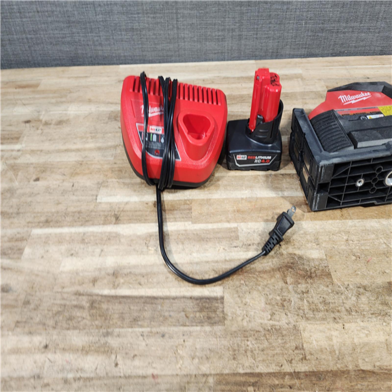 HOUSTON LOCATION - AS - IS Milwaukee Green 125 Ft. Cross Line and Plumb Points Laser Level Kit
