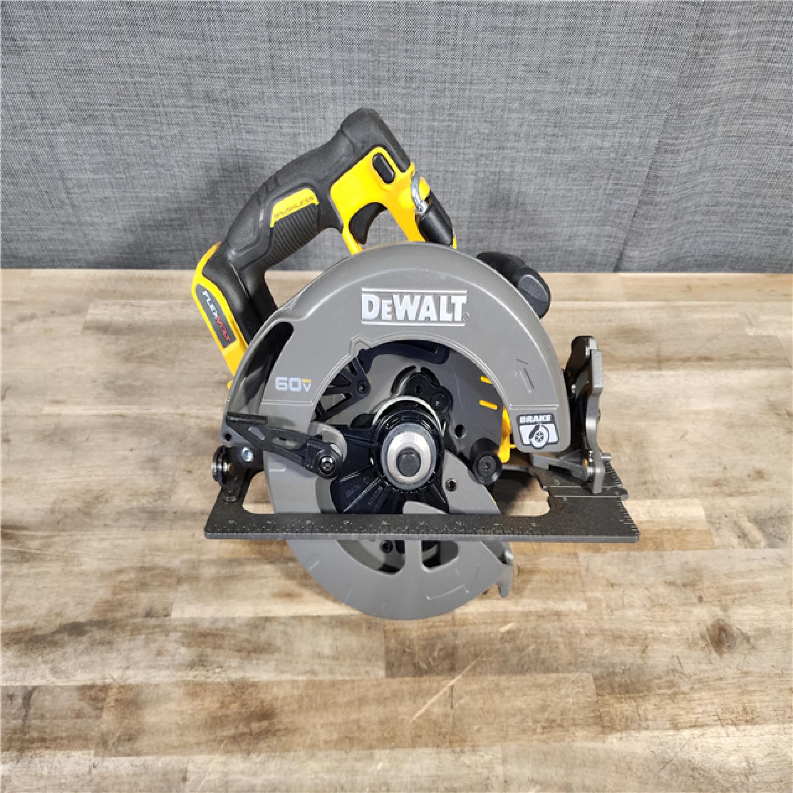 HOUSTON LOCATION - AS-IS (APPEARS LIKE NEW) DeWALT Flexvolt Max 7-1/4  60V Brushless Circular Saw DCS578B (Bare Tool)
