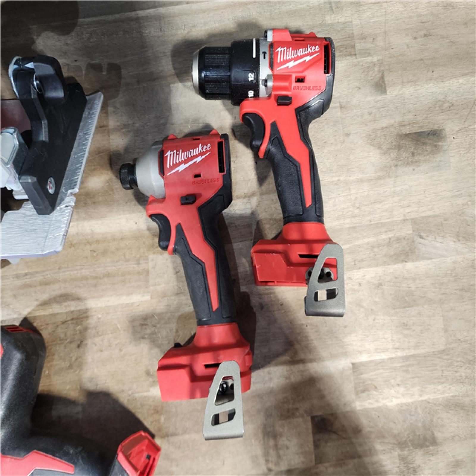 HOUSTON LOCATION - AS-IS MILWAUKEE 4 TOOL COMBO KIT W/ (2) BATTERY & CHARGER