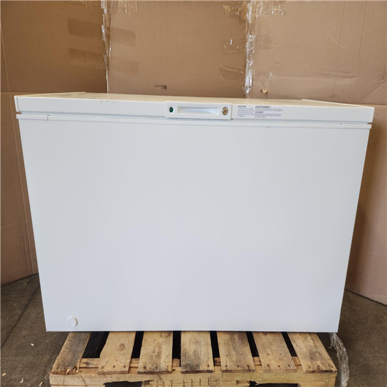 Phoenix Frigidaire 15 cu. ft. Garage Ready Manual Defrost Chest Freezer in White with LED Light and Adjustable Temperature Control