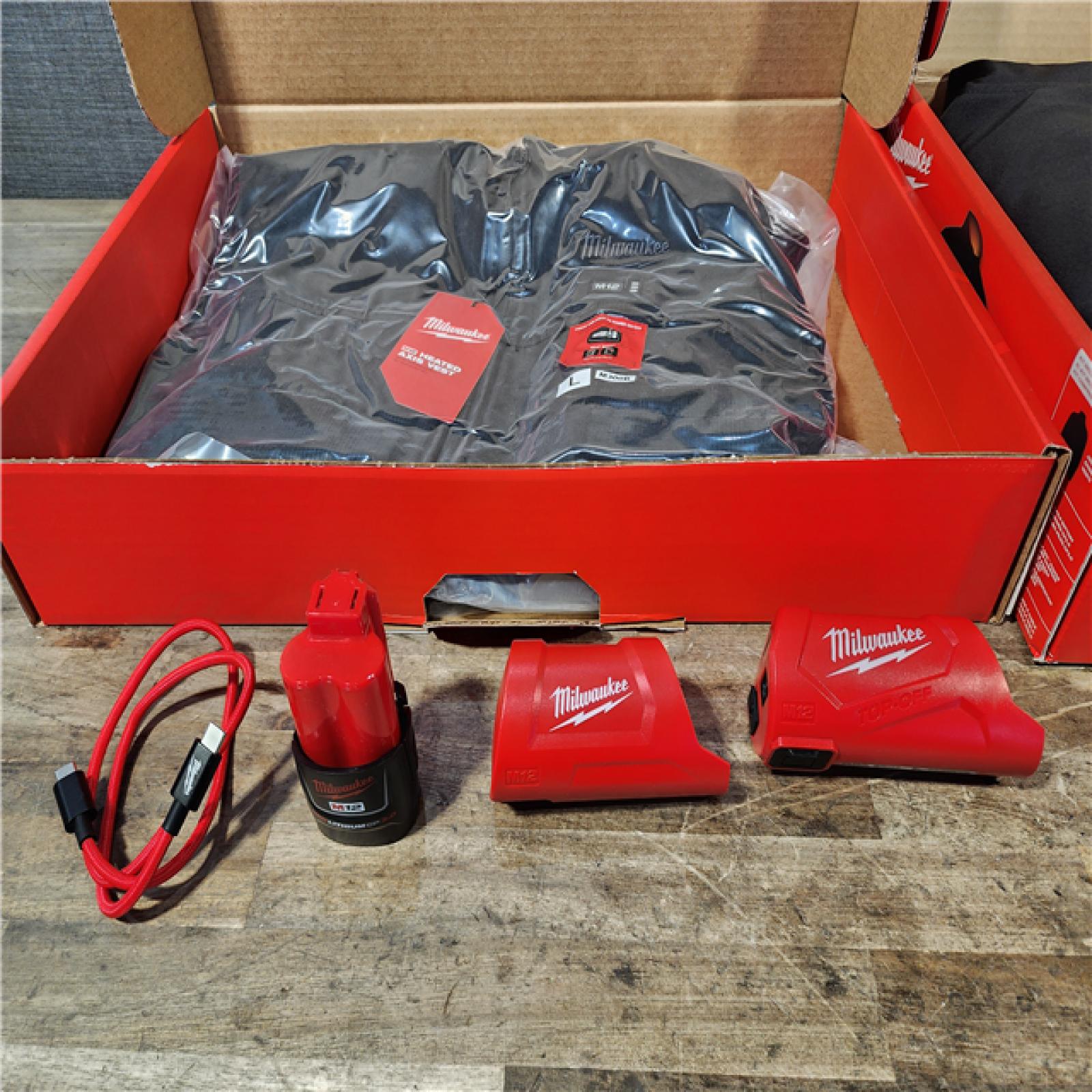 HOUSTON LOCATION - AS-IS MILWAUKEE 2 HEATED CLOTHING COMBO KIT