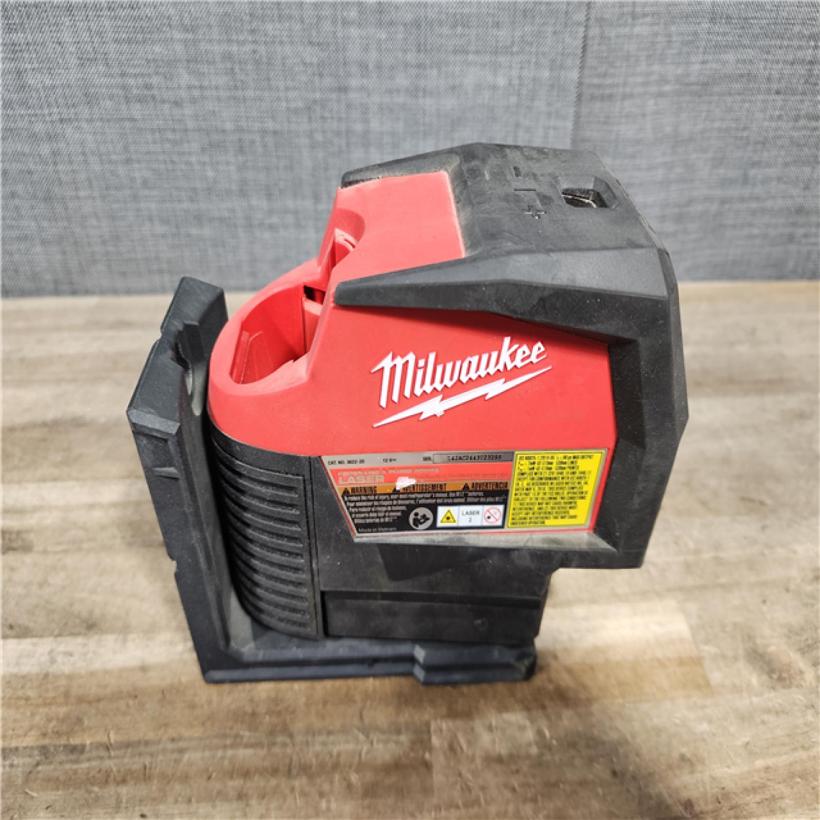 HOUSTON LOCATION - AS-IS Milwaukee Green 125 Ft. Cross Line and Plumb Points Laser Level Kit