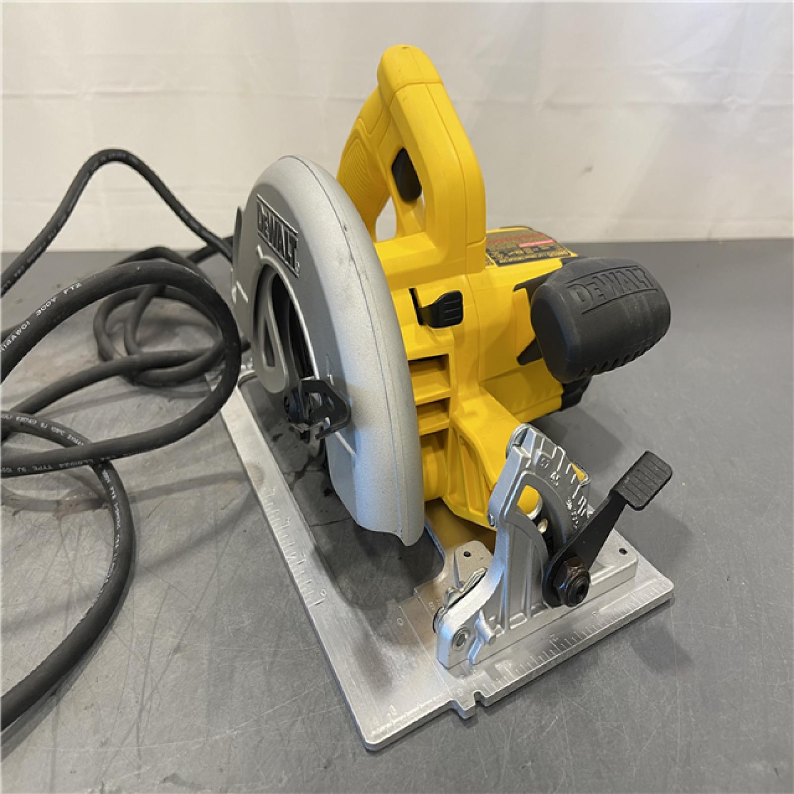 AS-IS - DeWalt 15 Amp Corded 7-1/4 in. Lightweight Circular Saw