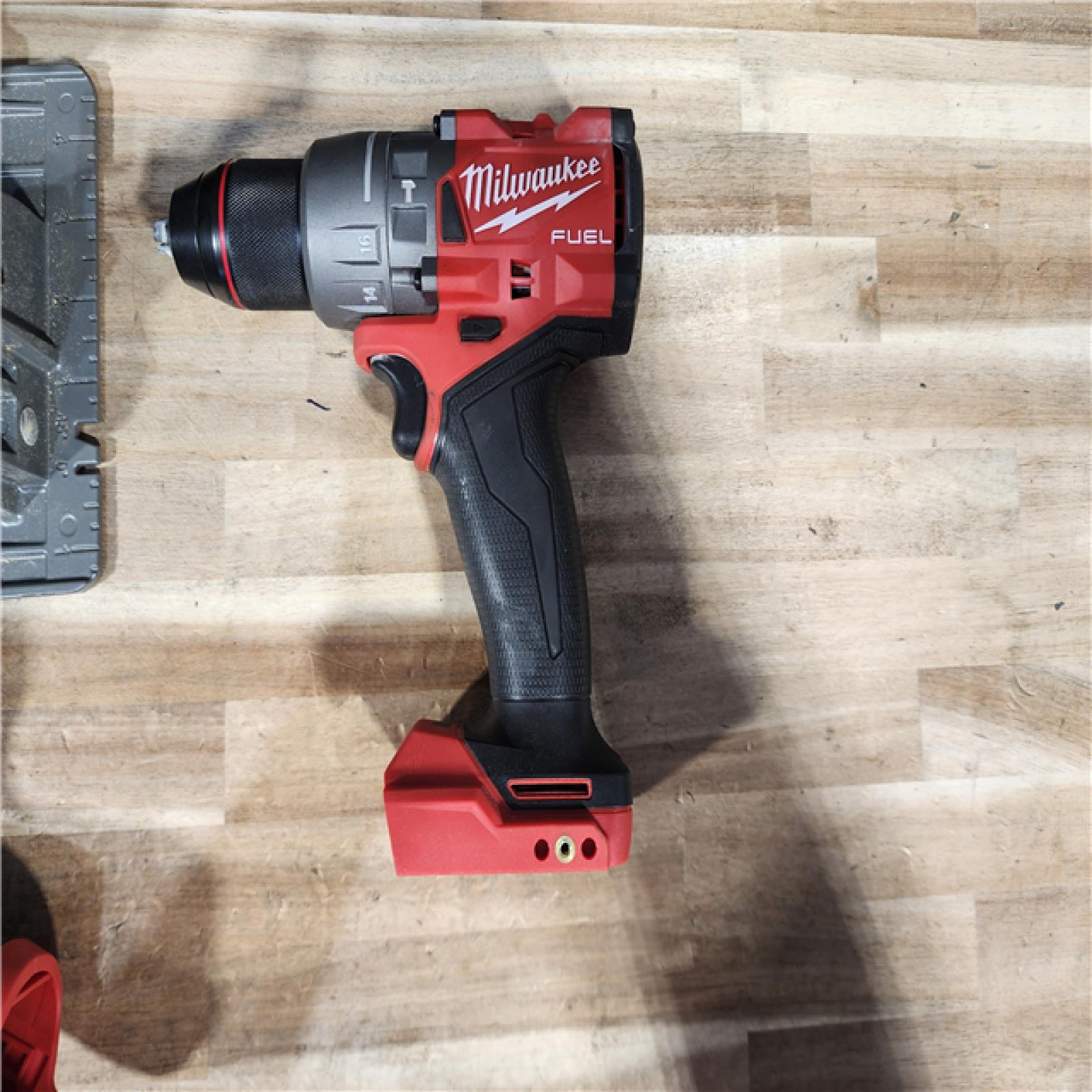 HOUSTON LOCATION - AS-IS MILWAUKEE 3 TOOL COMBO KIT W/ (2) BATTERY & CHARGER
