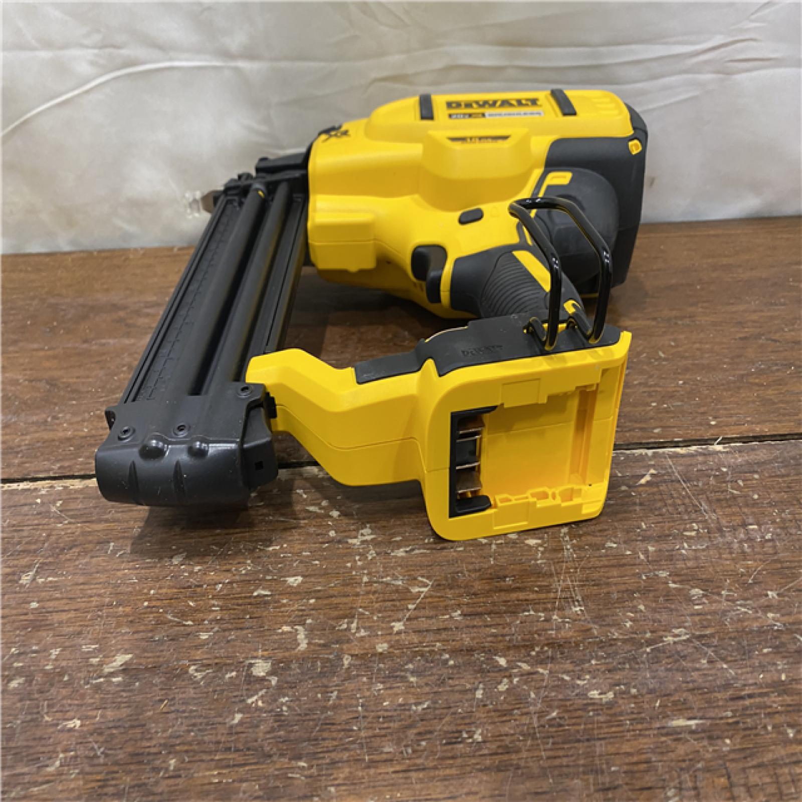 AS-IS DEWALT 20V MAX XR 18 Gauge Brad Nailer Kit