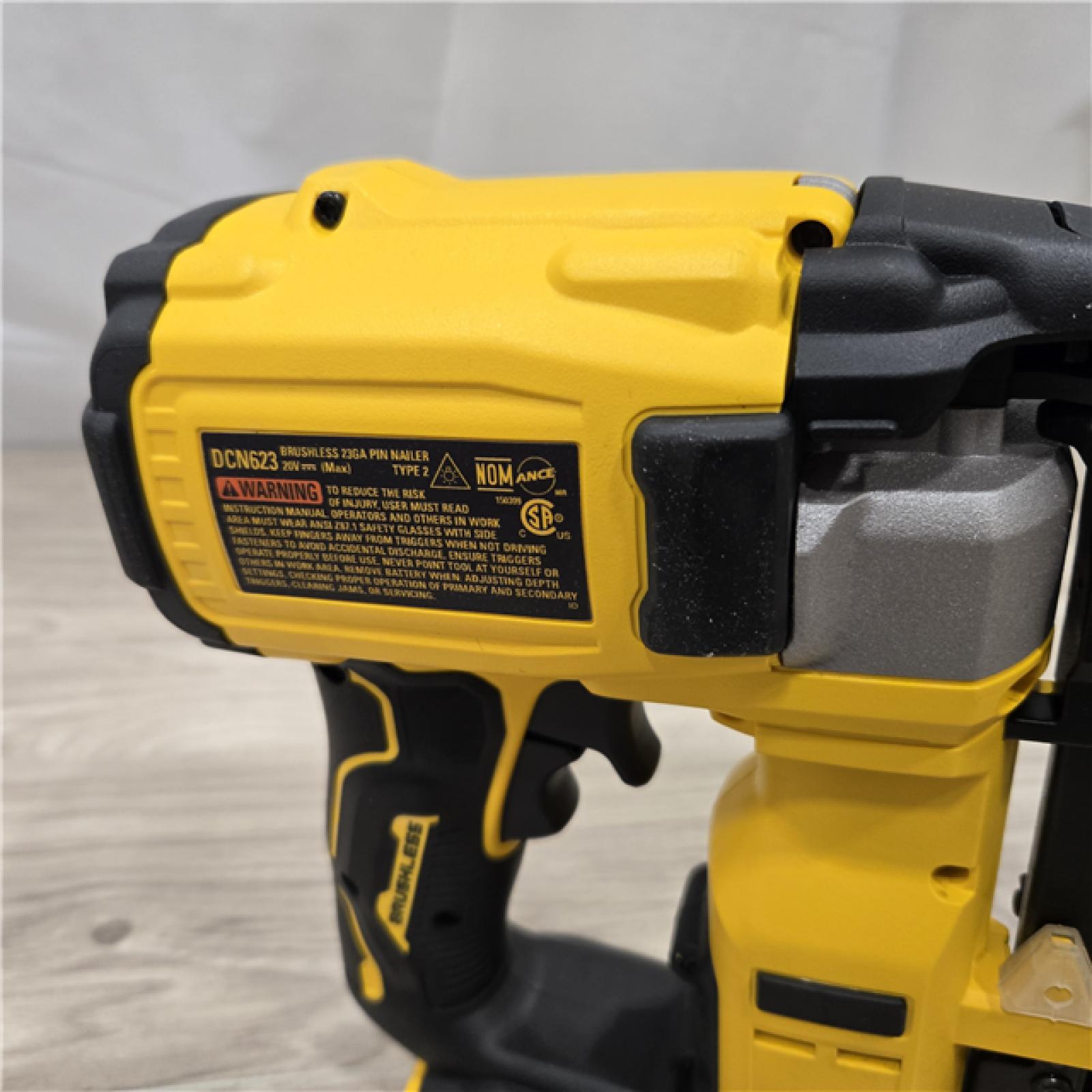 LIKE NEW! - DEWALT ATOMIC 20V MAX Cordless 23 Gauge Pin Nailer Kit