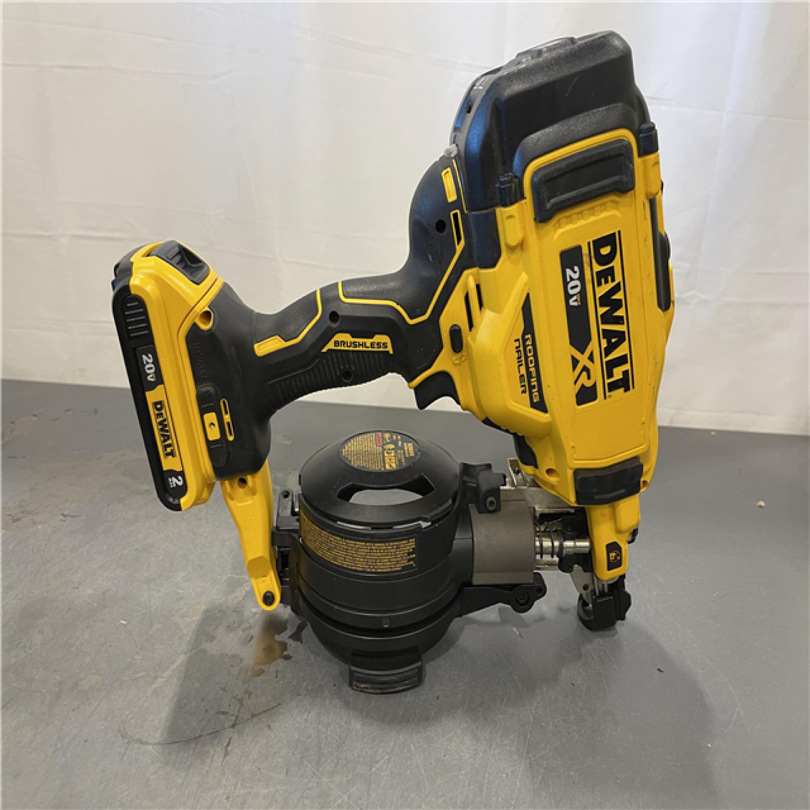 AS-IS - DEWALT 20V MAX Lithium-Ion 15-Degree Electric Cordless Roofing Nailer Kit