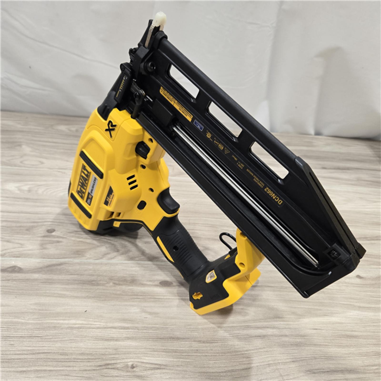 LIKE NEW! - DEWALT 20V MAX XR 16-Gauge Cordless Finish Nailer (Tool Only)