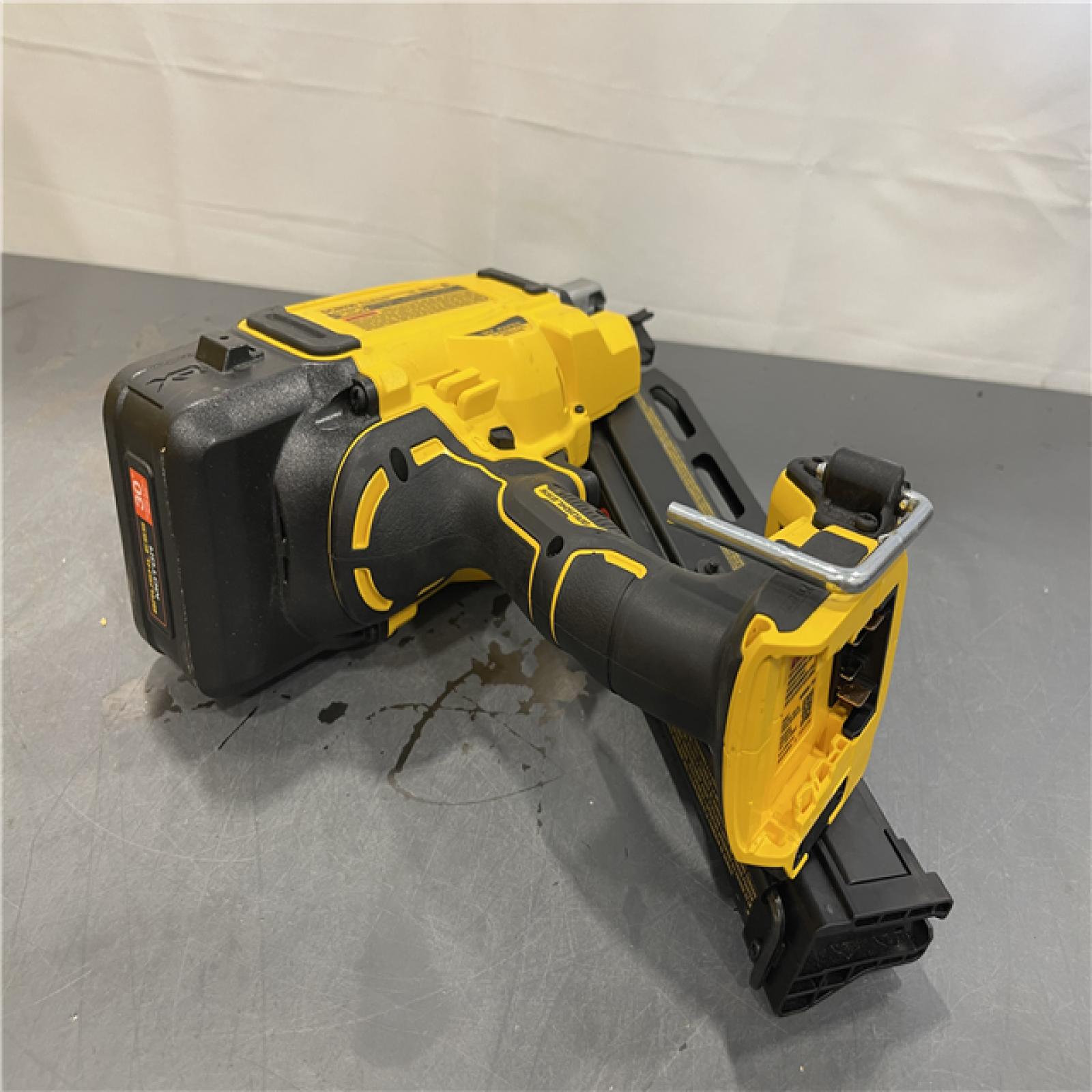 AS-IS - DEWALT 20-Volt 30° Cordless Framing Nailer