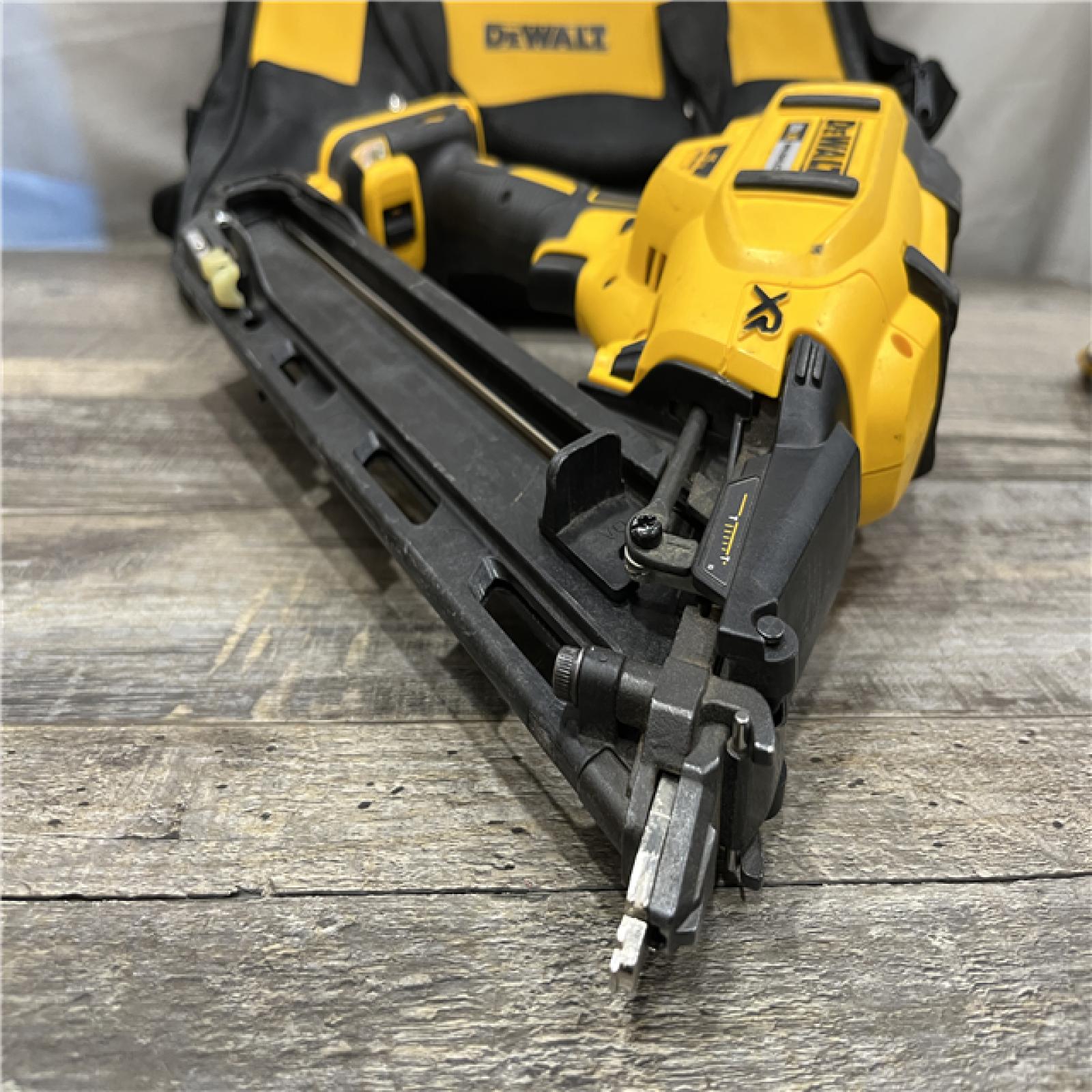 AS-IS DEWALT 20V MAX XR Lithium-Ion Cordless 2-1/2 in. 15-Gauge Finish Nailer Kit