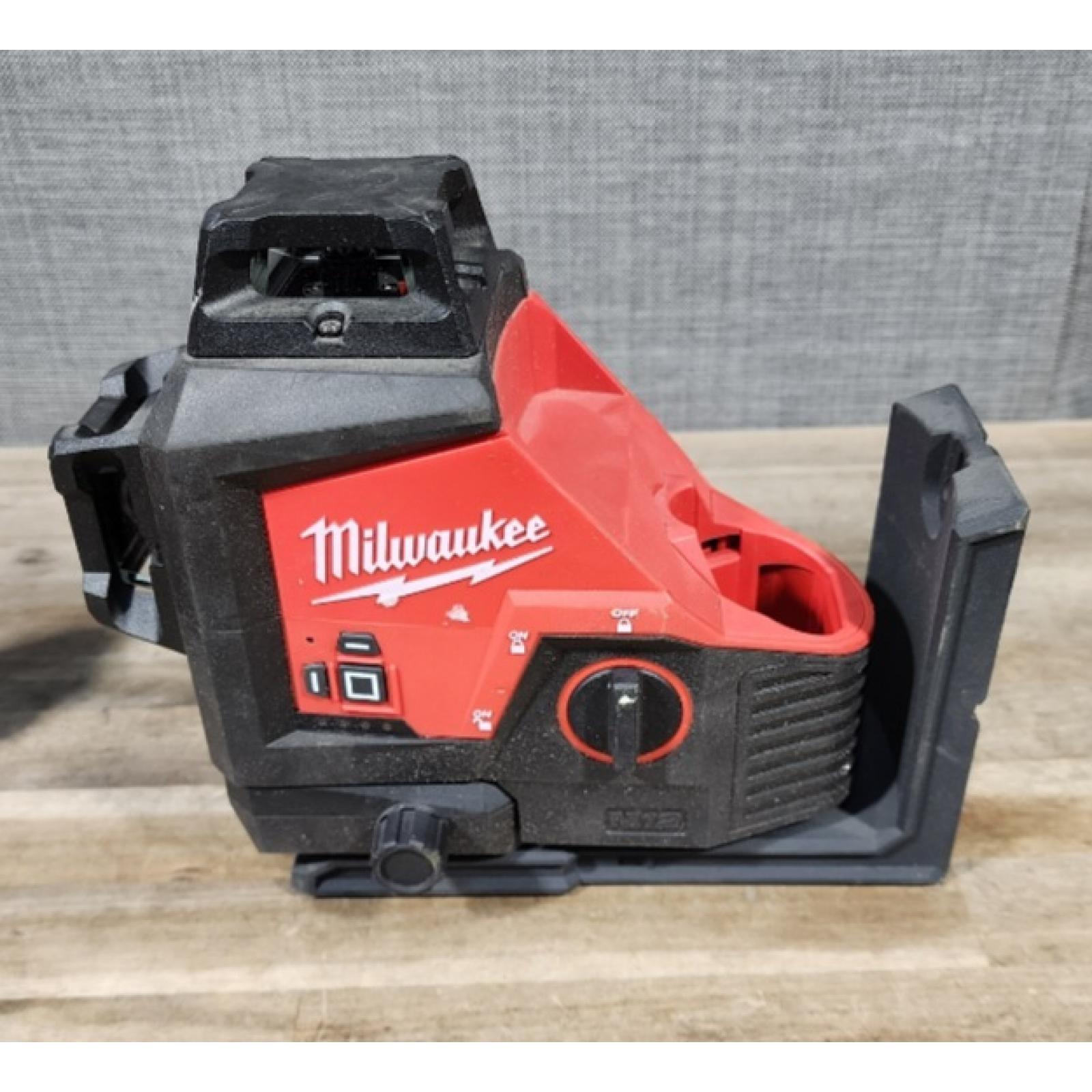 HOUSTON LOCATION - AS-IS Milwaukee-3632-21 M12 Green Beam Laser 360° 3-Plane Kit