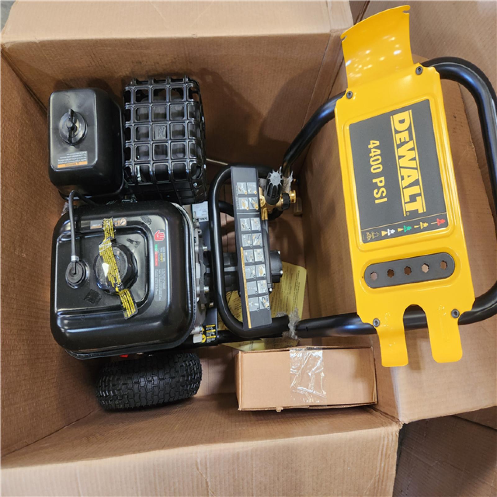 Phoenix NEW DEWALT 4400 PSI 4.0 GPM Gas Pressure Washer with 420cc Engine  Triplex Pump  Commercial Cold Water Power Washer