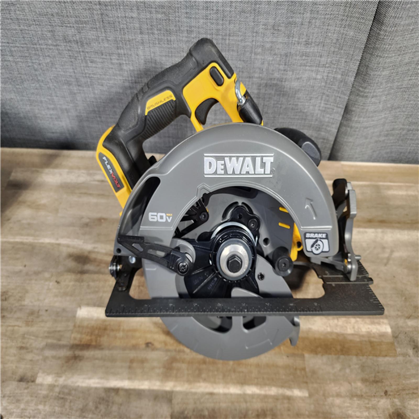 HOUSTON LOCATION - AS-IS (APPEARS LIKE NEW) DeWALT Flexvolt Max 7-1/4  60V Brushless Circular Saw DCS578B (Bare Tool)