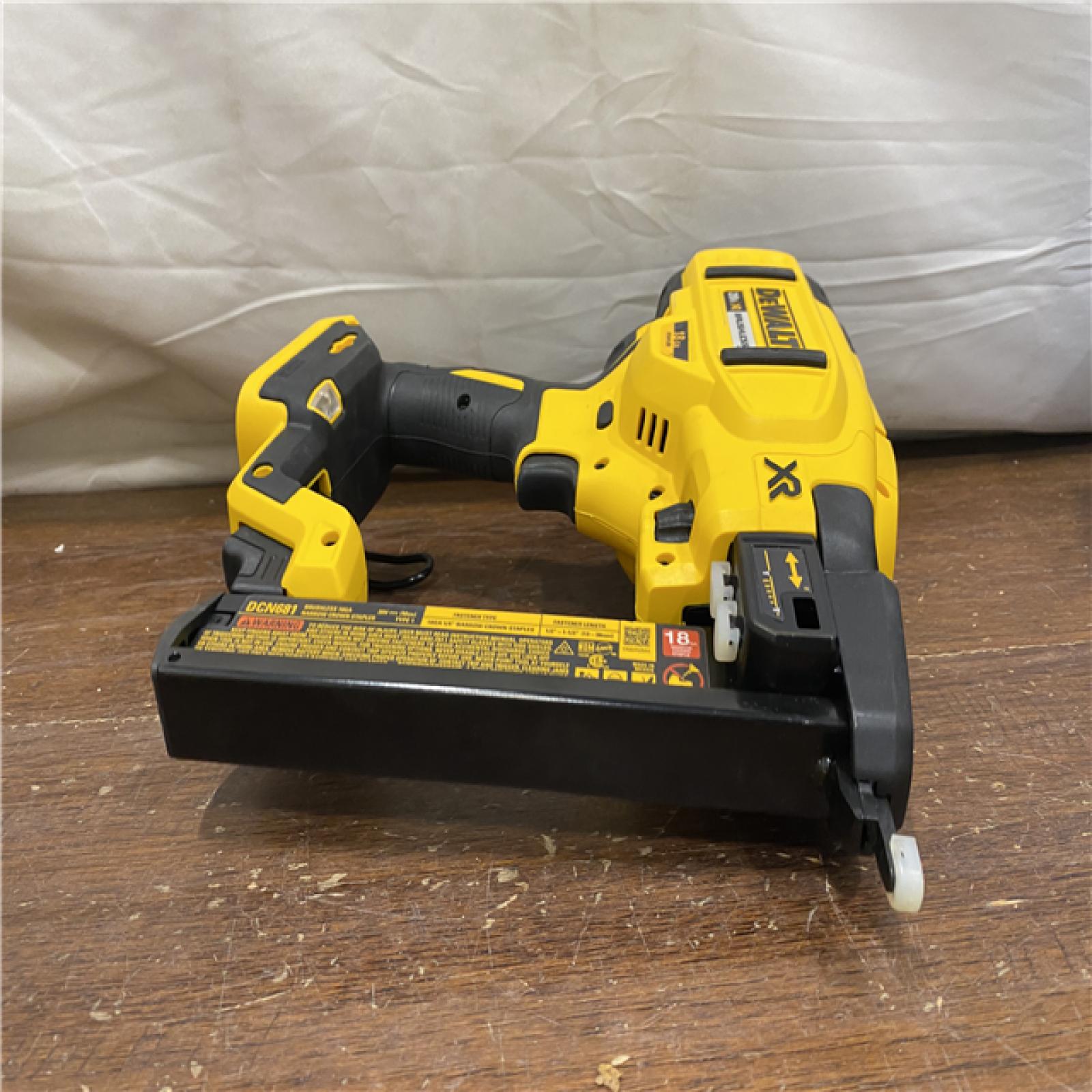 AS-IS DEWALT 20V-MAX XR 18GA BRAD NAILER KIT