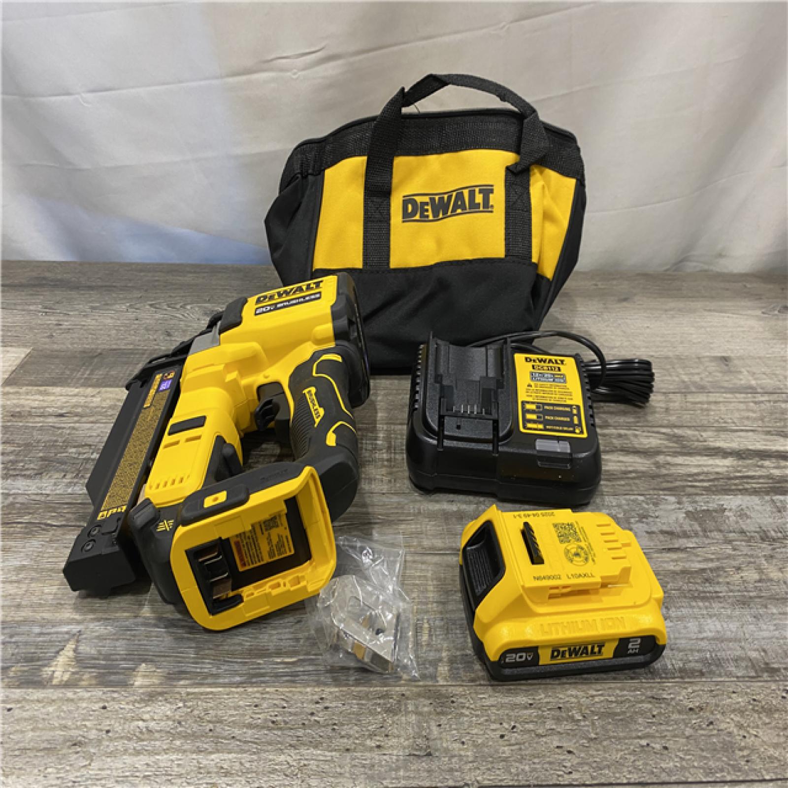 AS-IS DEWALT ATOMIC 20V MAX Lithium Ion Cordless 23 Gauge Pin Nailer Kit