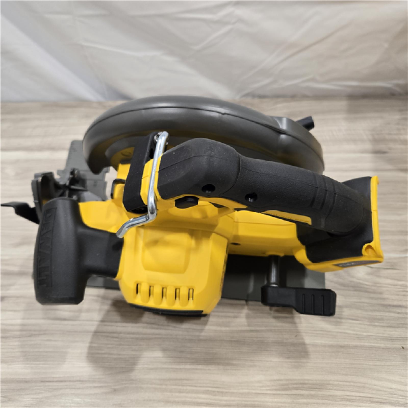LIKE NEW! - DeWALT Flexvolt Max 7-1/4  60V Brushless Circular Saw DCS578B
