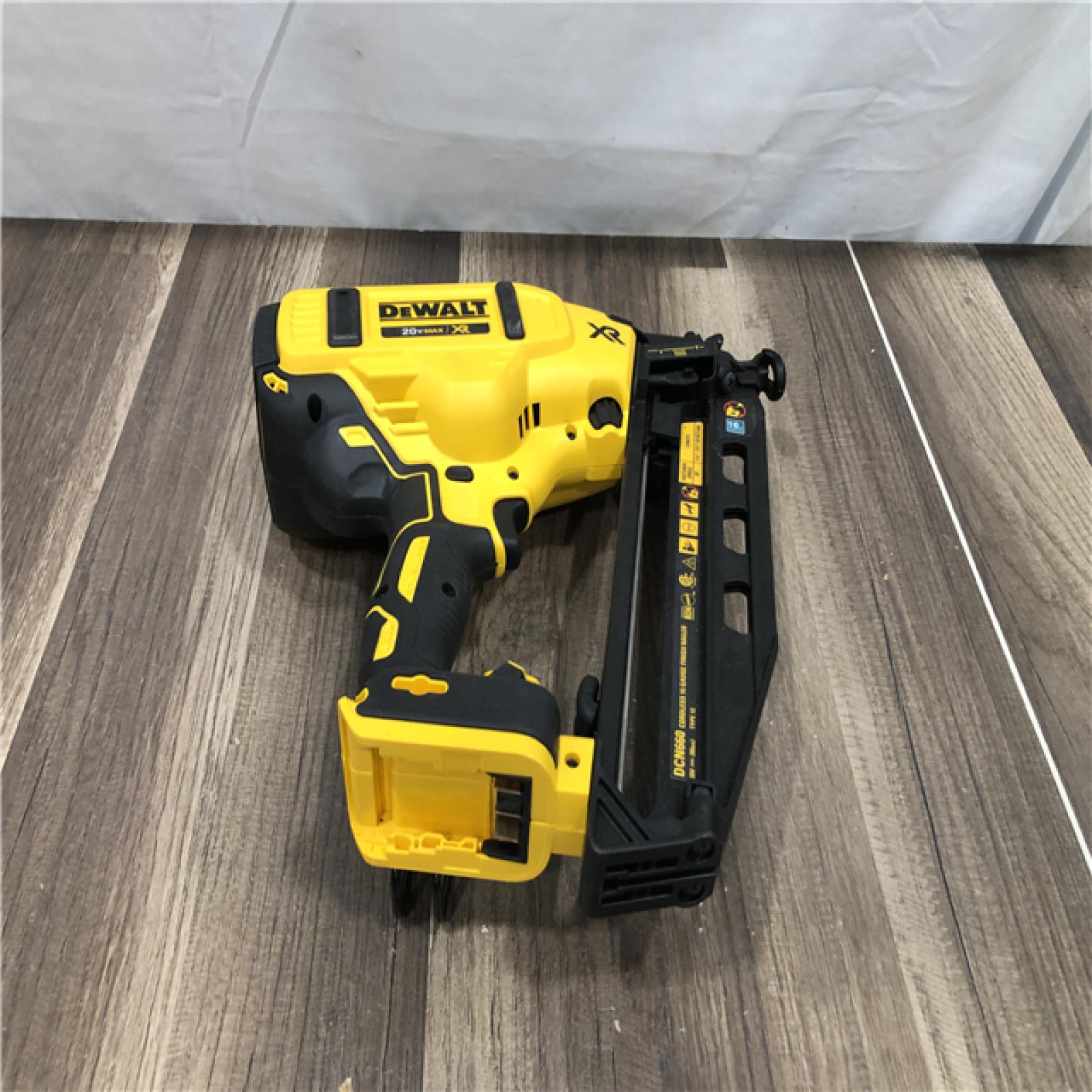 AS-IS DEWALT 20V MAX XR 16-Gauge Electric Cordless Angled Finishing Nailer Kit