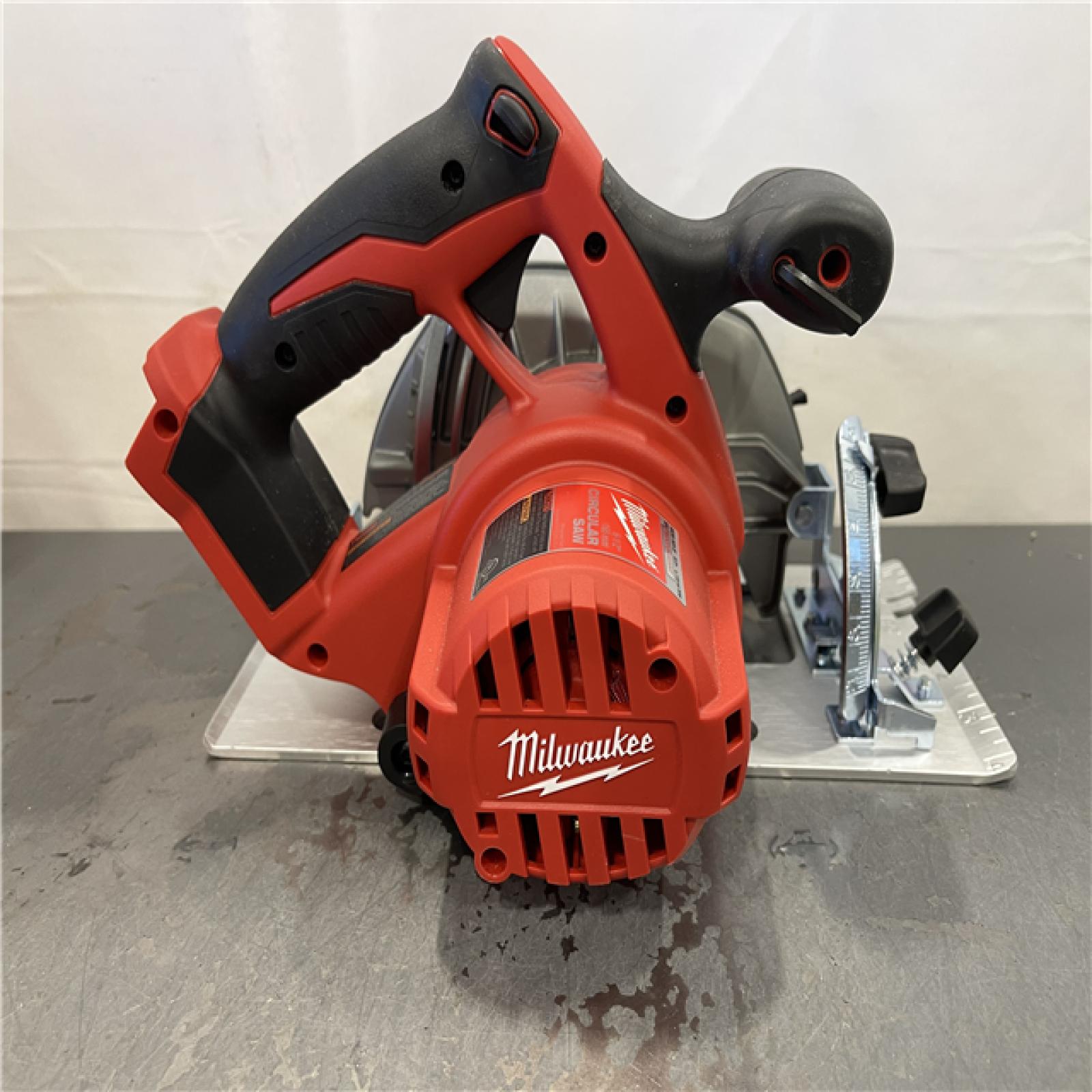 AS-IS - Milwaukee M18 18V Lithium-Ion Cordless 6-1/2 in. Circular Saw