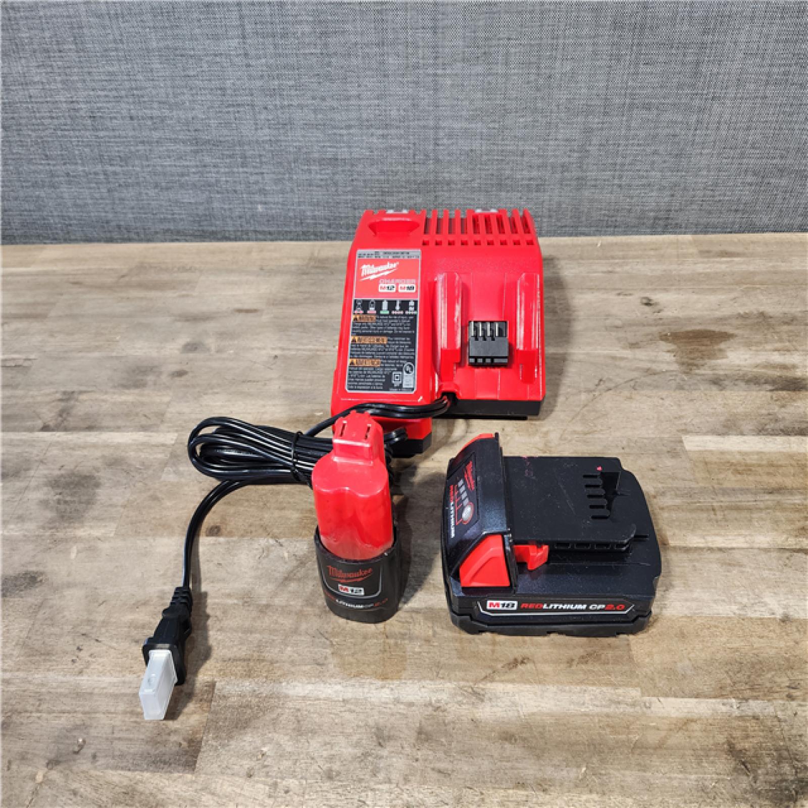 HOUSTON LOCATION - AS-IS MILWAUKEE 2 TOOL COMBO KIT W/ (2) BATTERY & CHARGER