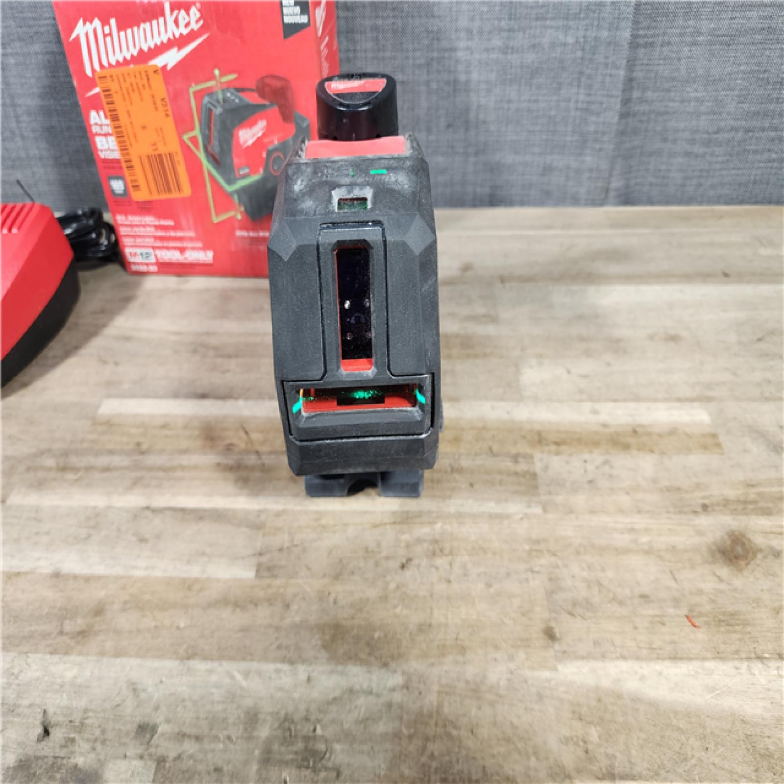HOUSTON LOCATION - AS-IS Milwaukee M12 12-Volt Lithium-Ion Cordless Green 125 Ft. Cross Line and Plumb Points Laser Level Kit W/ BATTERY & CHARGER