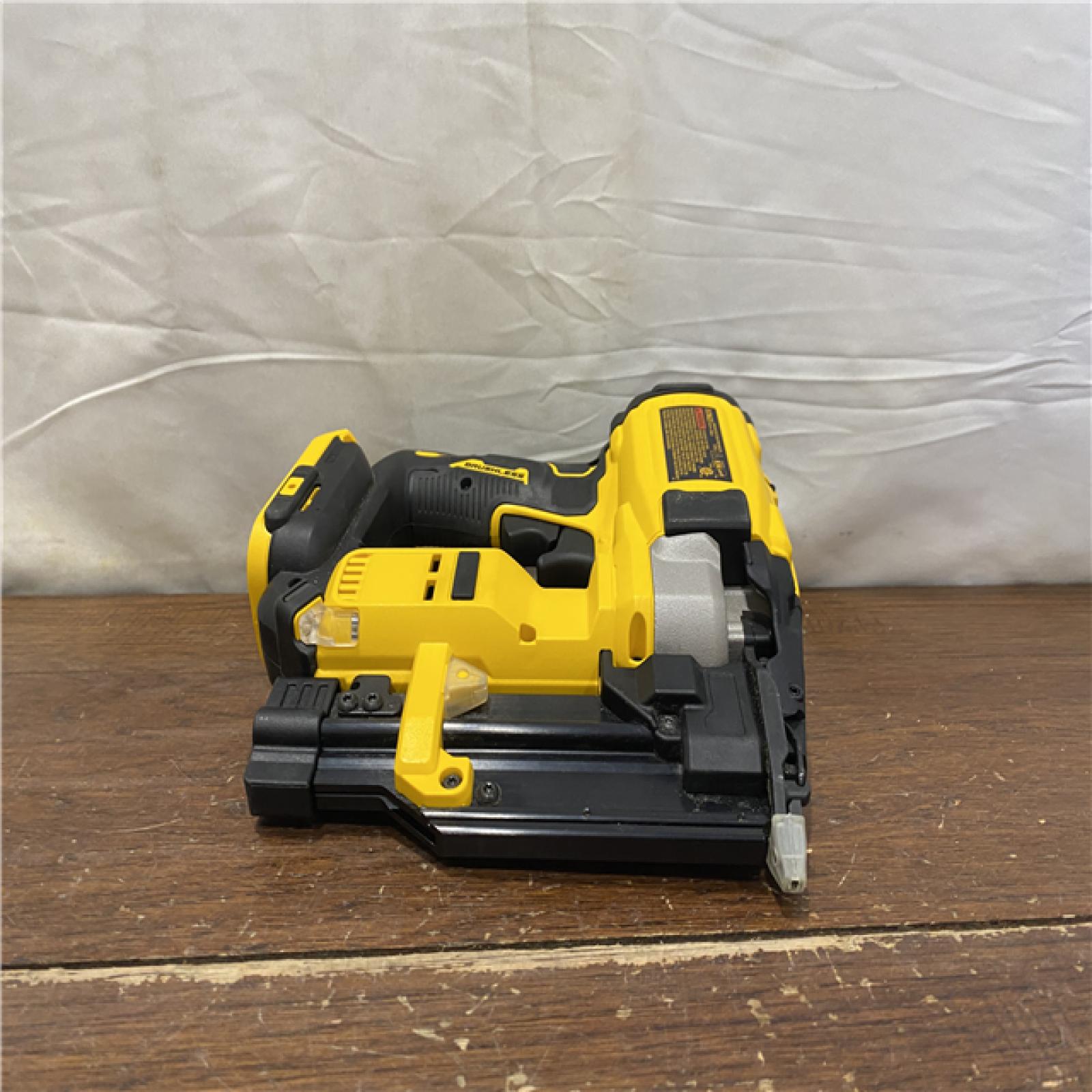 AS-IS DEWALT ATOMIC 20V MAX Lithium Ion Cordless 23 Gauge Pin Nailer Kit with 3.0Ah Battery and Charger